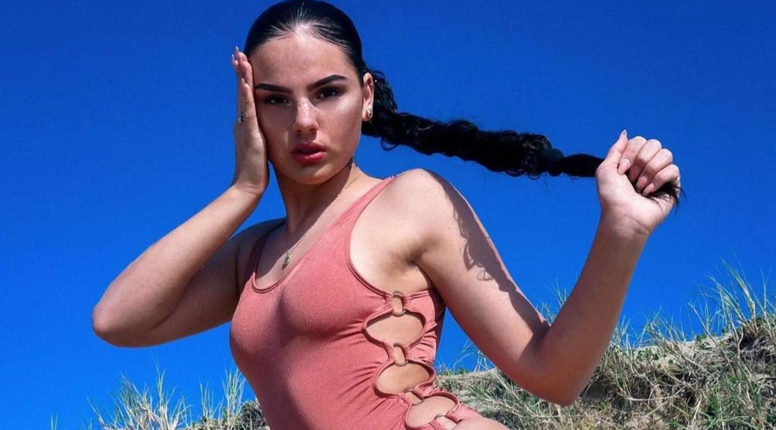 Famke Louise overladen met kritiek vanwege "respectloze" foto: "Waarom is er Godslastering nodig voor je nieuwe song?"