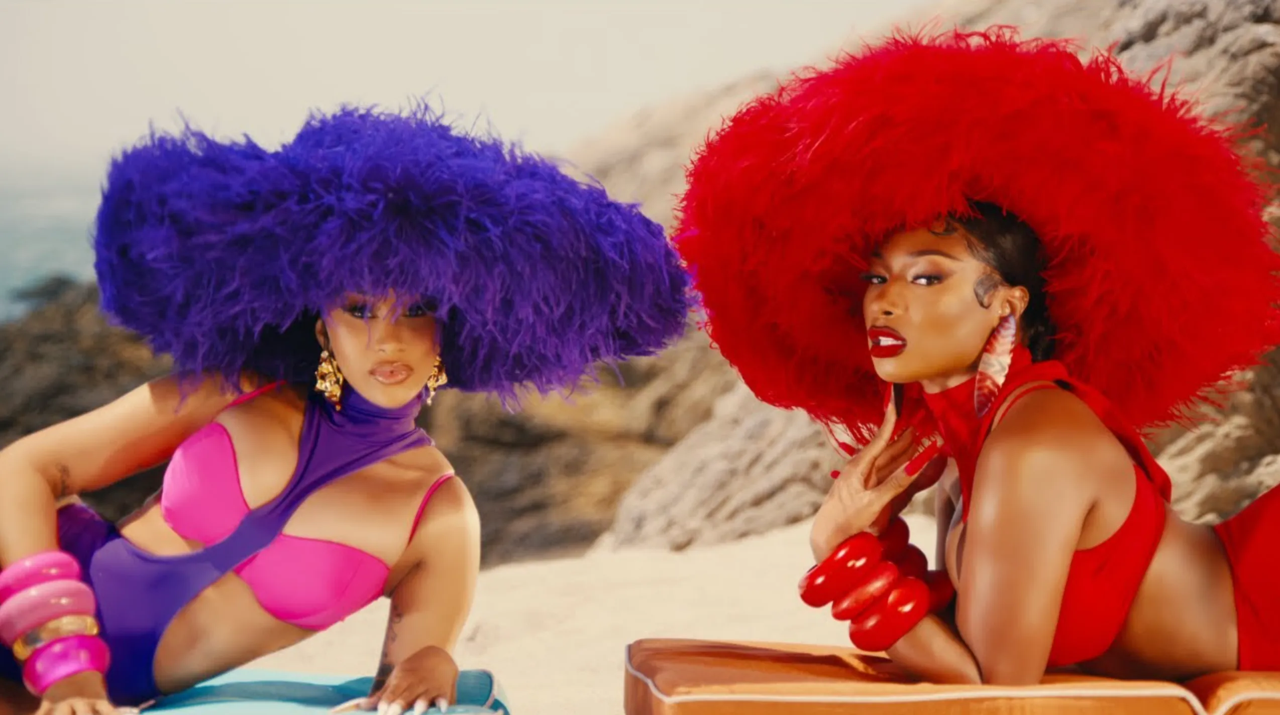 Cardi B & Megan Thee Stallion laten weinig aan de verbeelding over in Bongos video