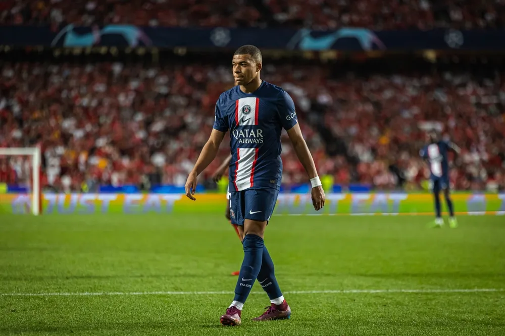 Kylian Mbappé mist definitief wedstrijd tegen Nederland en maakt toernooi af met masker: “Iemand suggesties?”