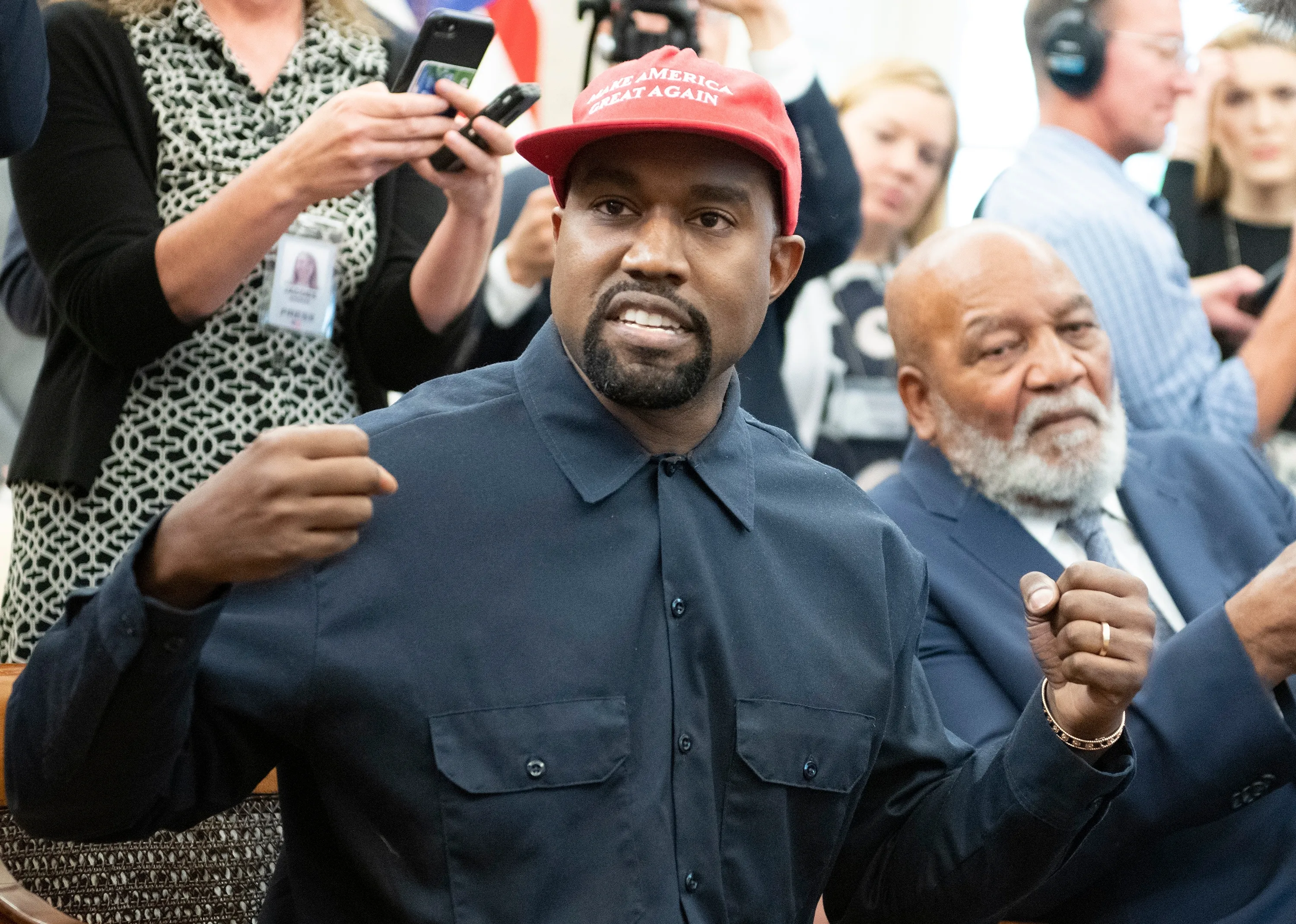 Joodse werknemer klaagt Kanye West aan na bizarre berichten: "Welcome to the first day of working for Hitler"