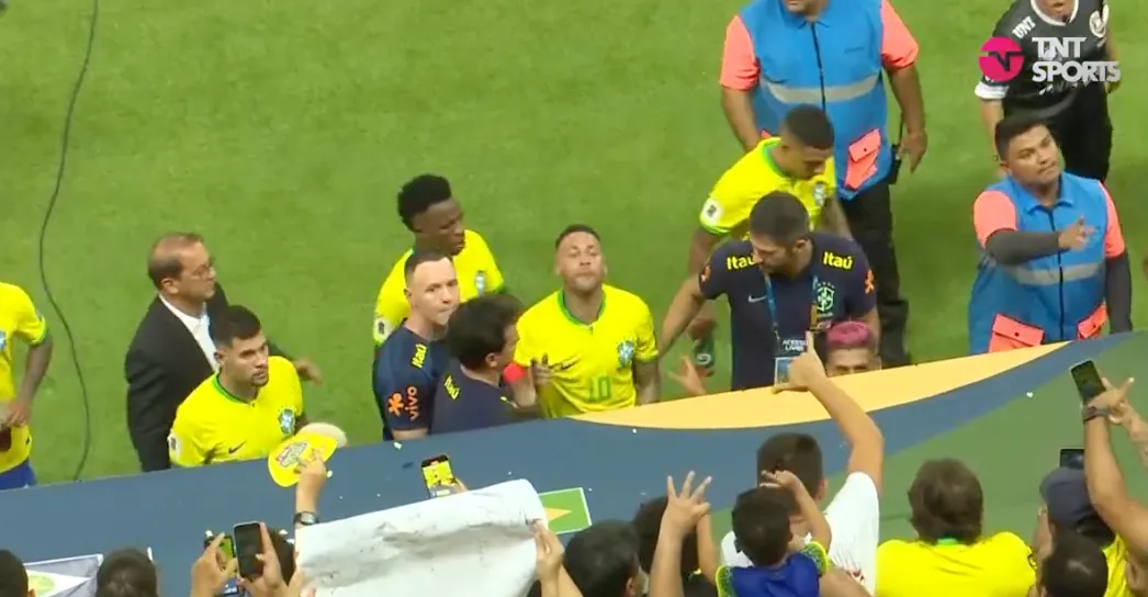 Woedende Neymar krijgt zak popcorn tegen zijn hoofd gegooid door Braziliaanse fans