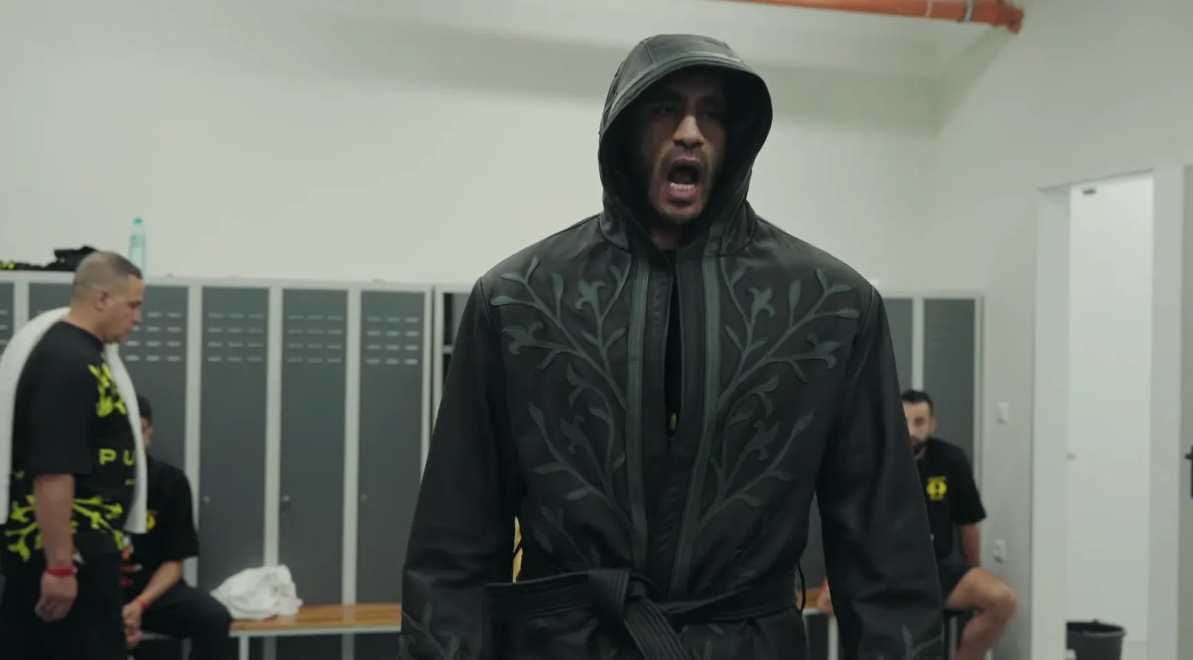 Badr Hari geeft een kijkje in de kleedkamer tijdens de laatste momenten voor zijn gevecht tegen Uku Jurjendal