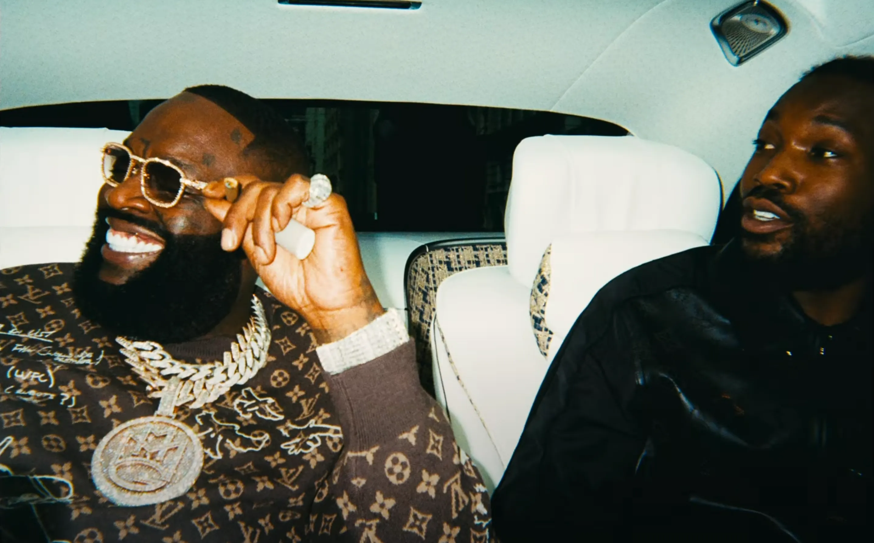 Rick Ross en Meek Mill steken 'Lyrical Exercise' van Jay-Z in een nieuw jasje voor video 'Lyrical Eazy'