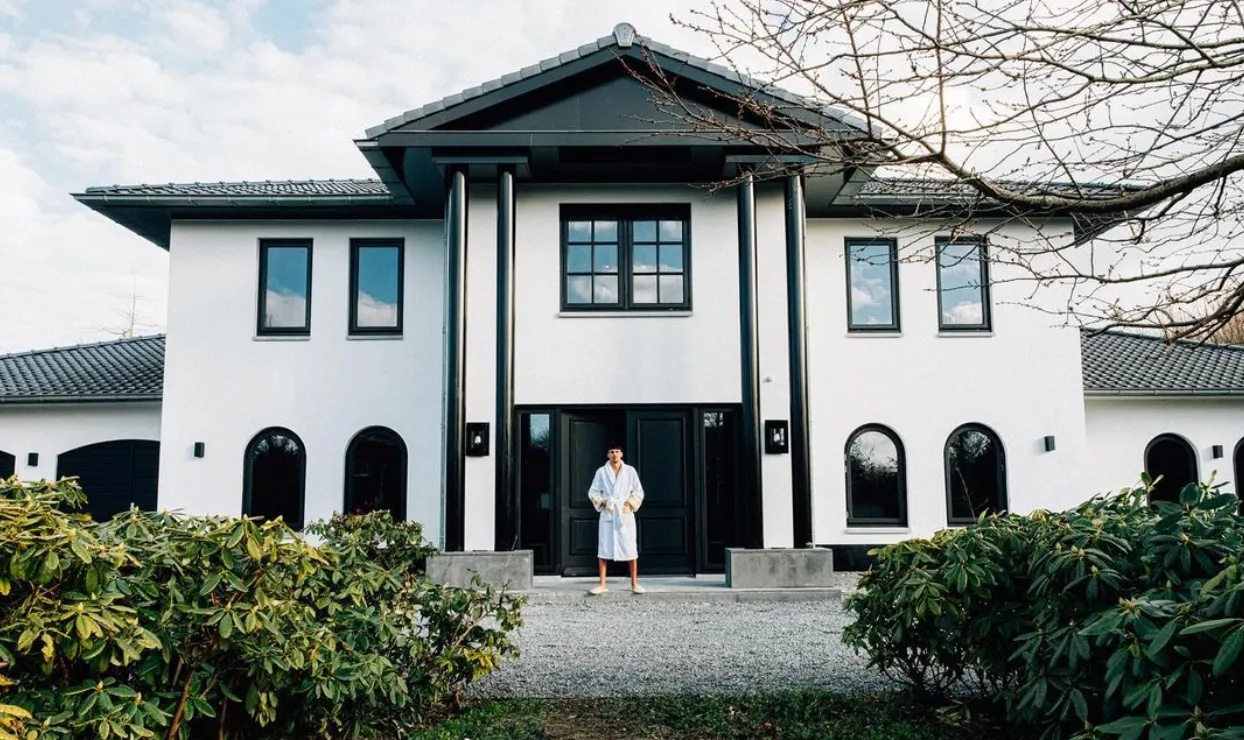 Boef komt niet van villa in Almere af dus haalt hij gigantisch bedrag van de vraagprijs af
