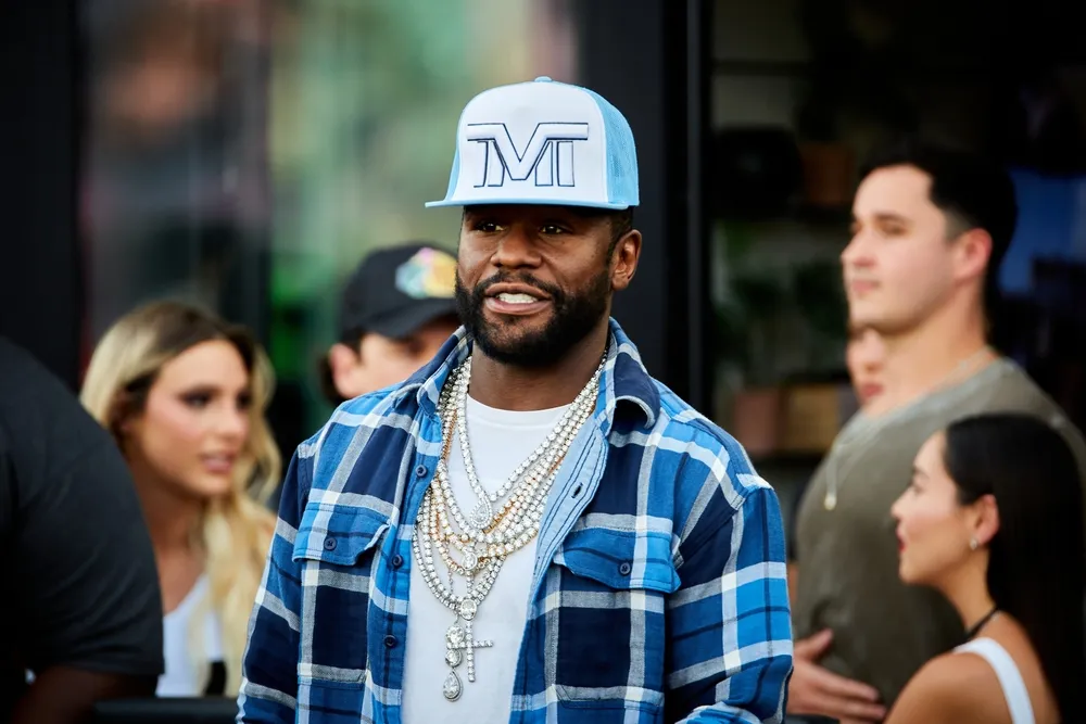 Floyd Mayweather spreekt zijn steun uit voor Israël en stuurt privéjet vol goederen