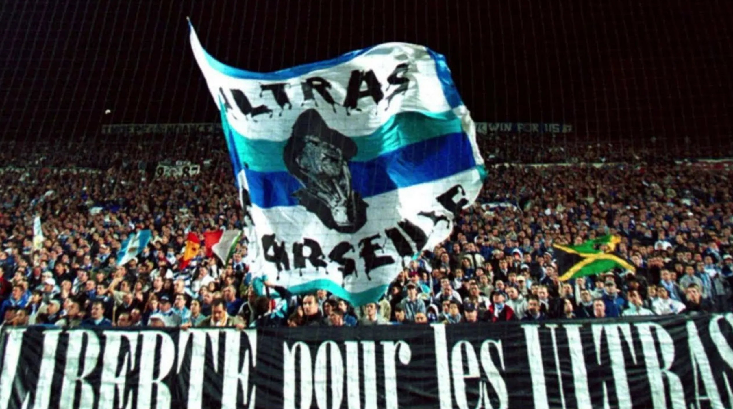 Ajax-fans negeren vele waarschuwingen en worden gearresteerd in Marseille