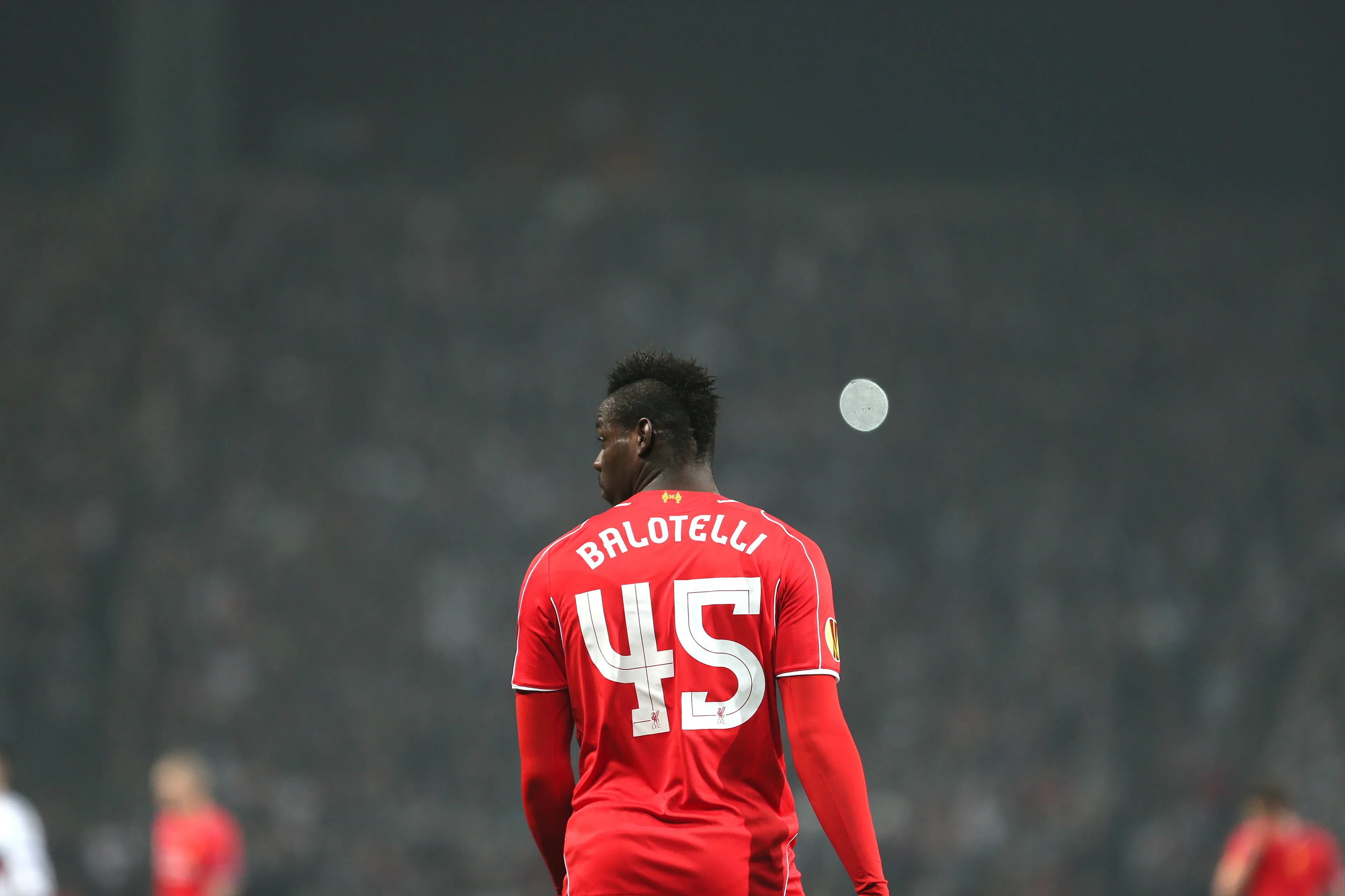 Voetballer Mario Balotelli rijdt peperdure Audi in de prak
