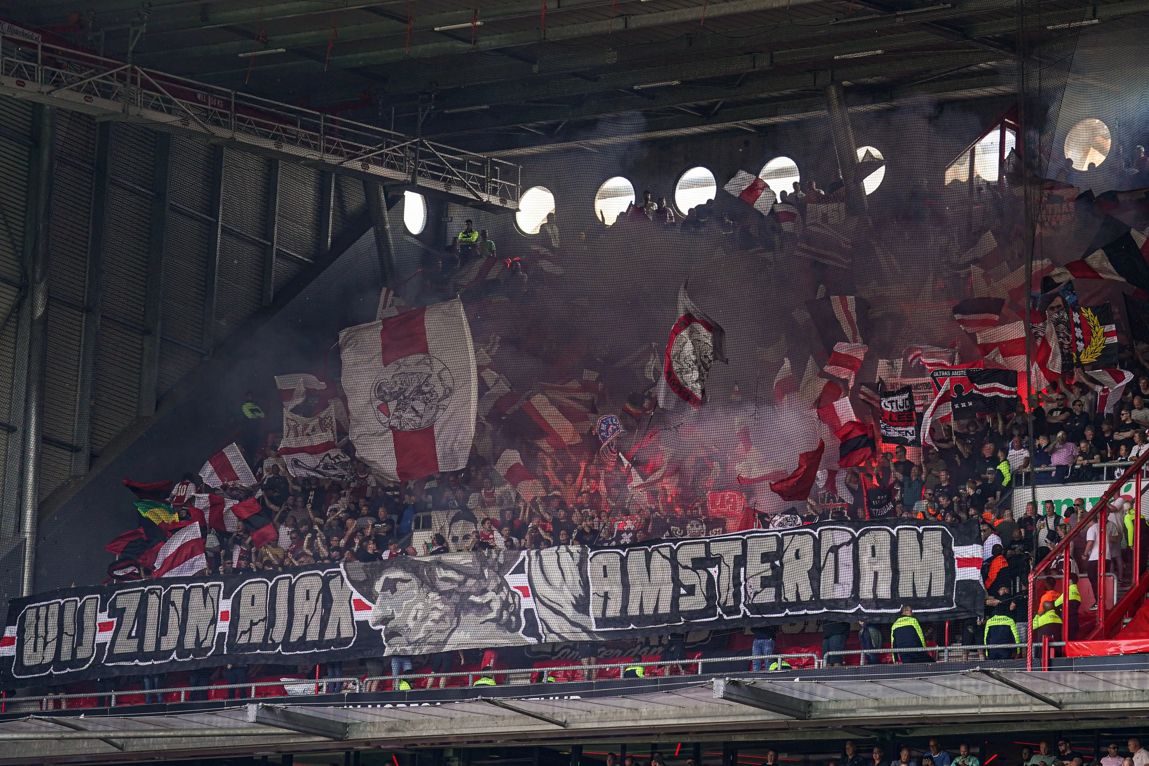 Ajax-fans riskeren maandenlange celstraffen en duizenden euro's boete bij bezoek aan Marseille