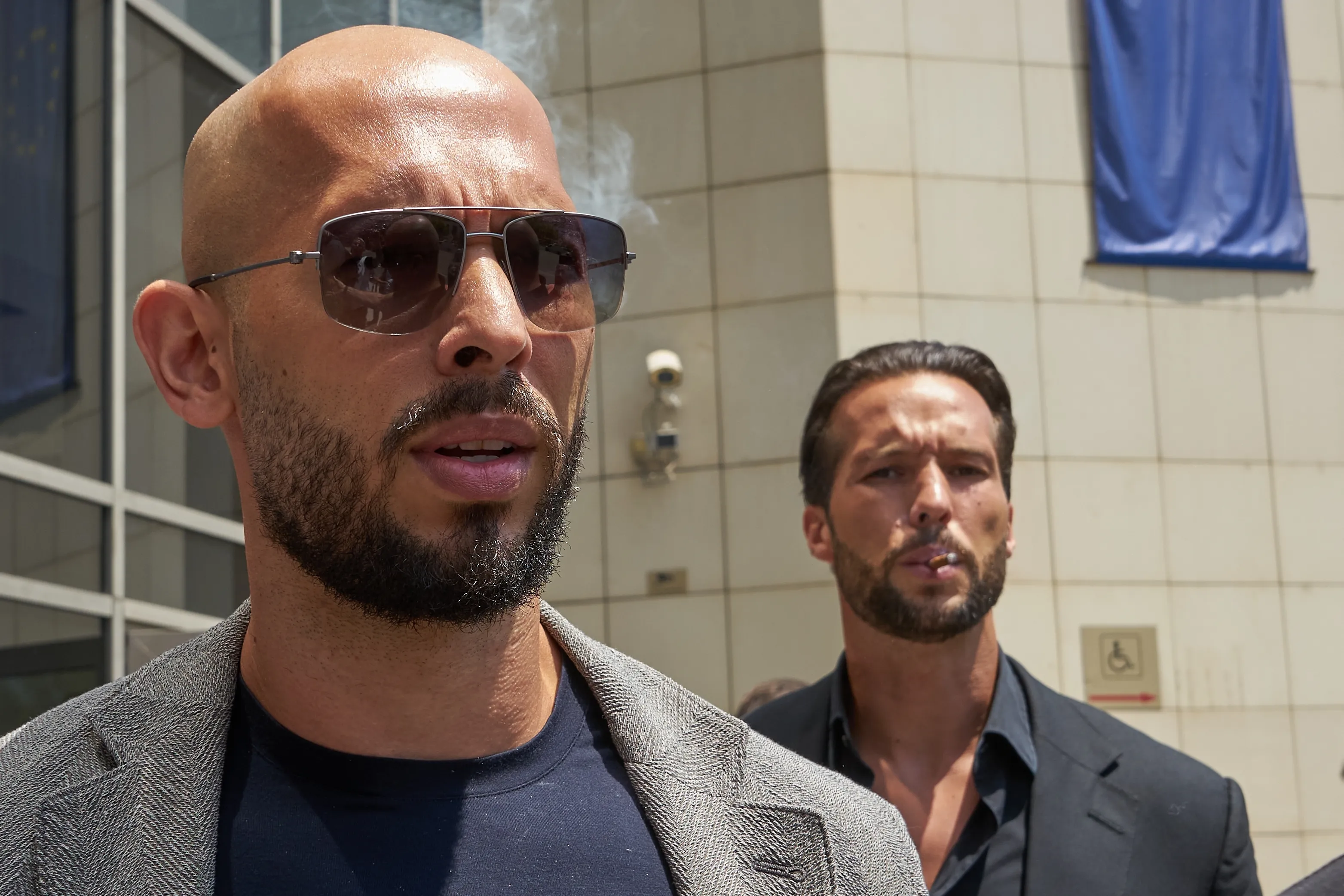 Andrew Tate en zijn broer Tristan opnieuw gearresteerd, uitlevering aan Groot-Brittannië dreigt