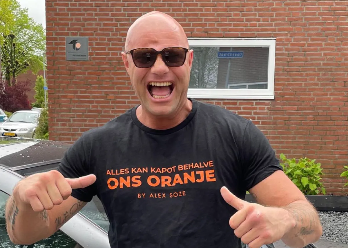 Alex Soze zet volger op zijn plek die bij hem ‘bedelt’: “Ga ook mensen oplichten dan hoe je niet te bedelen”