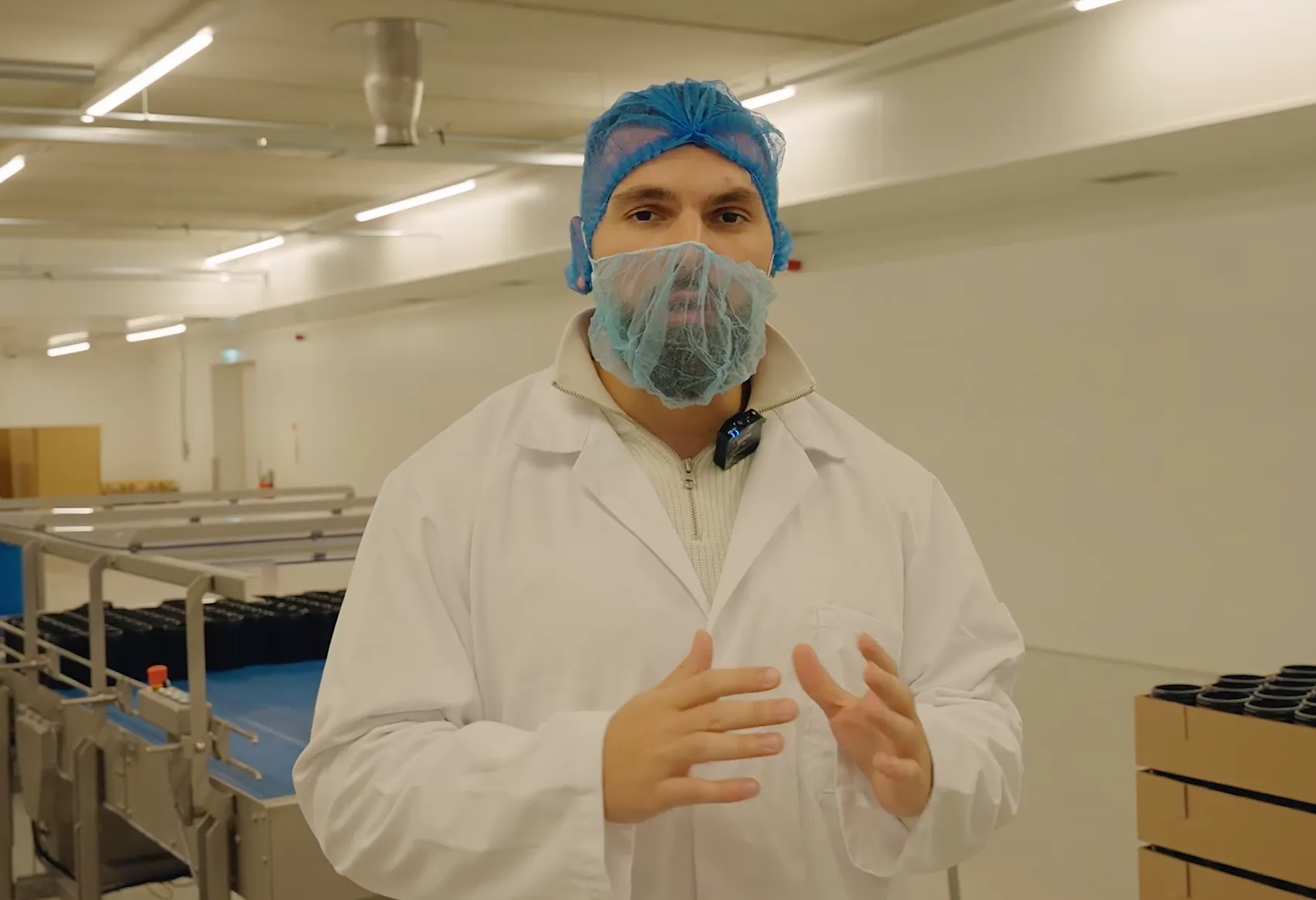 Kosso is alle verwijten zat en laat zien waar zijn producten gemaakt worden: "Komt het niet van Ali Expres?"