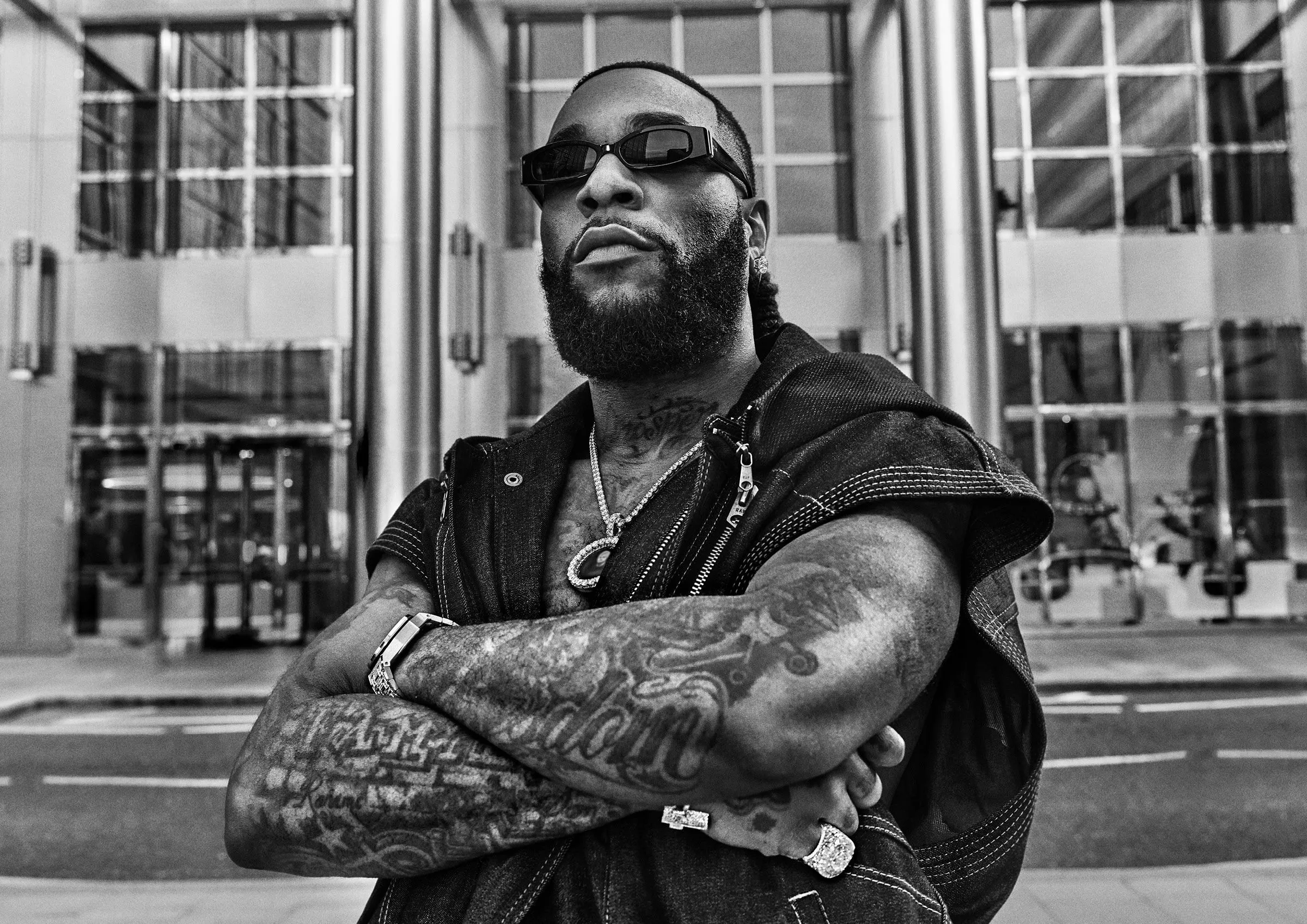 Burna Boy springt op de remix van virale track Praise Jah In The Moonlight van YG Marley