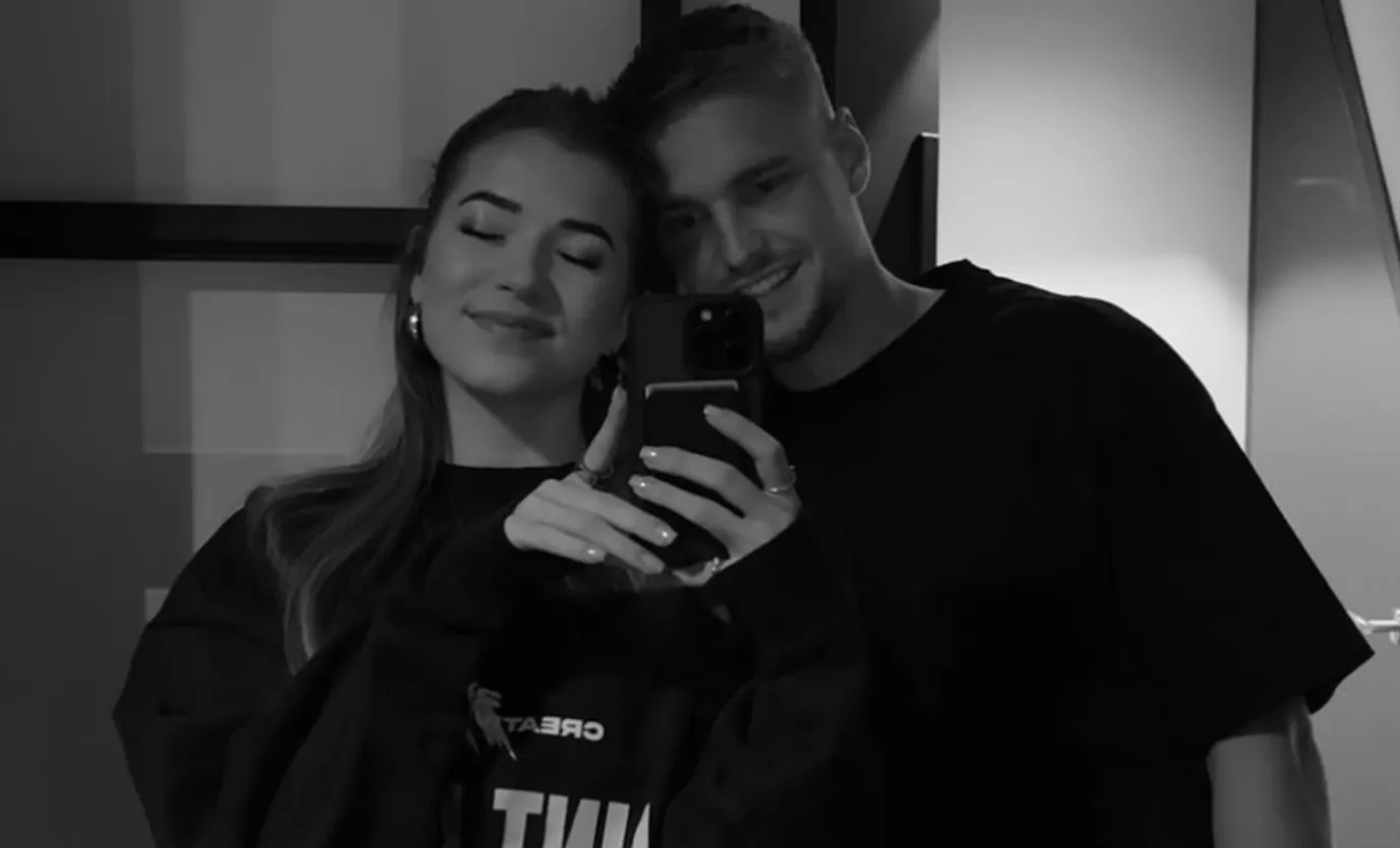 Ajax-fan loopt niet met Kenneth Taylor, maar met Jade Anna op zijn shirt