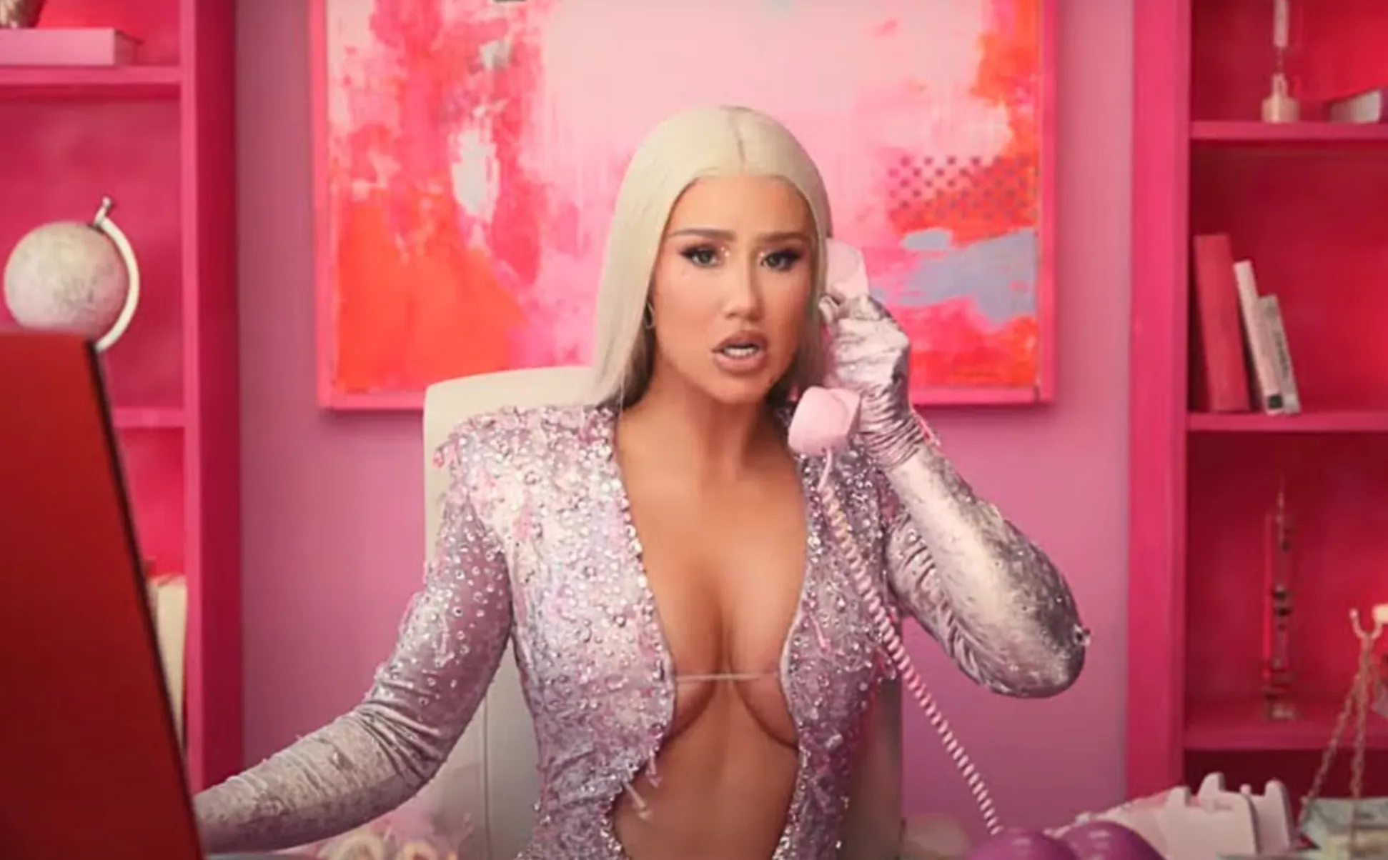 Iggy Azalea maakt haar ex Playboi Carti belachelijk met foto in string: "Who wore it better?"
