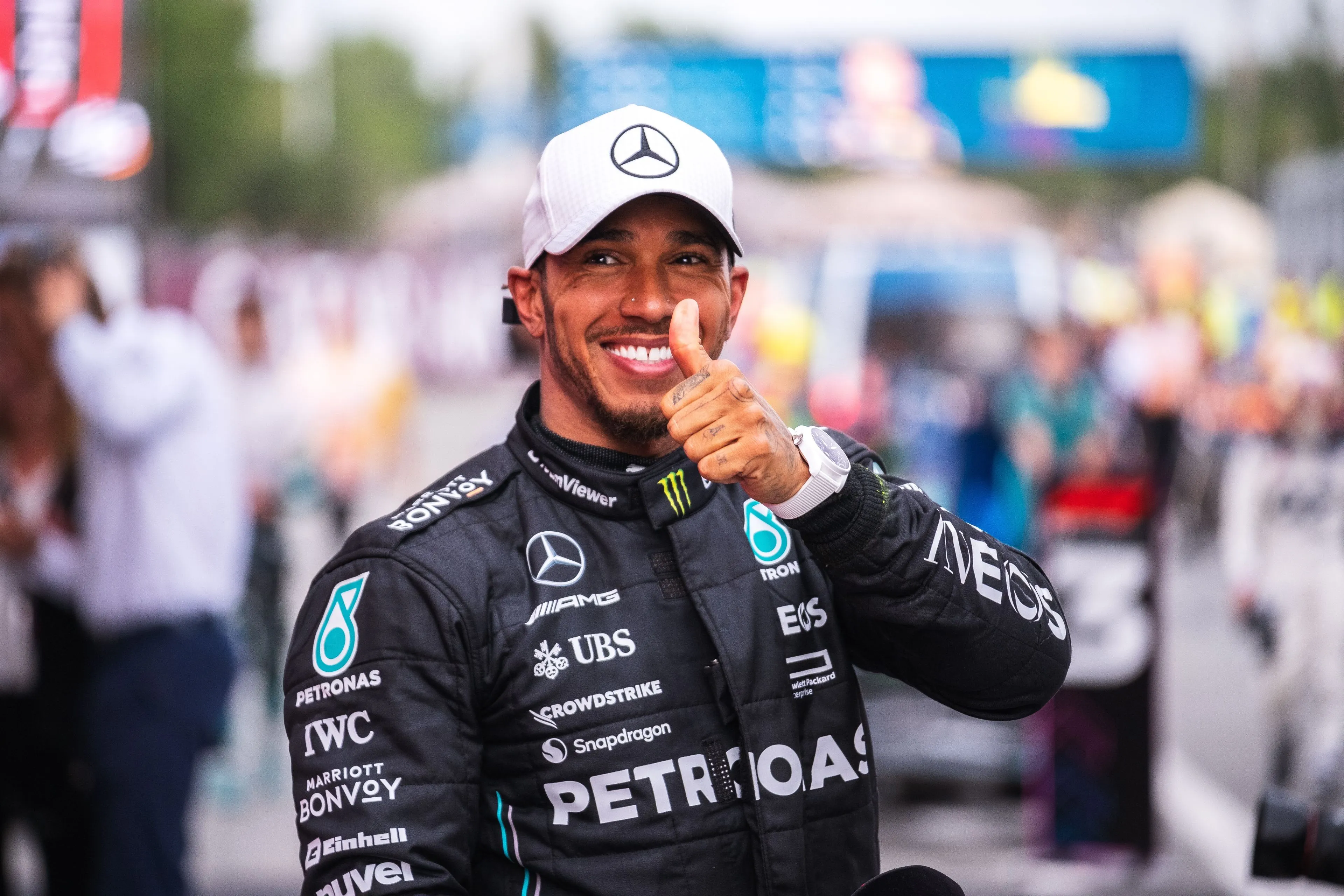 Lewis Hamilton levert tien miljoen per jaar in om met Ferrari de strijd aan te gaan met Max Verstappen
