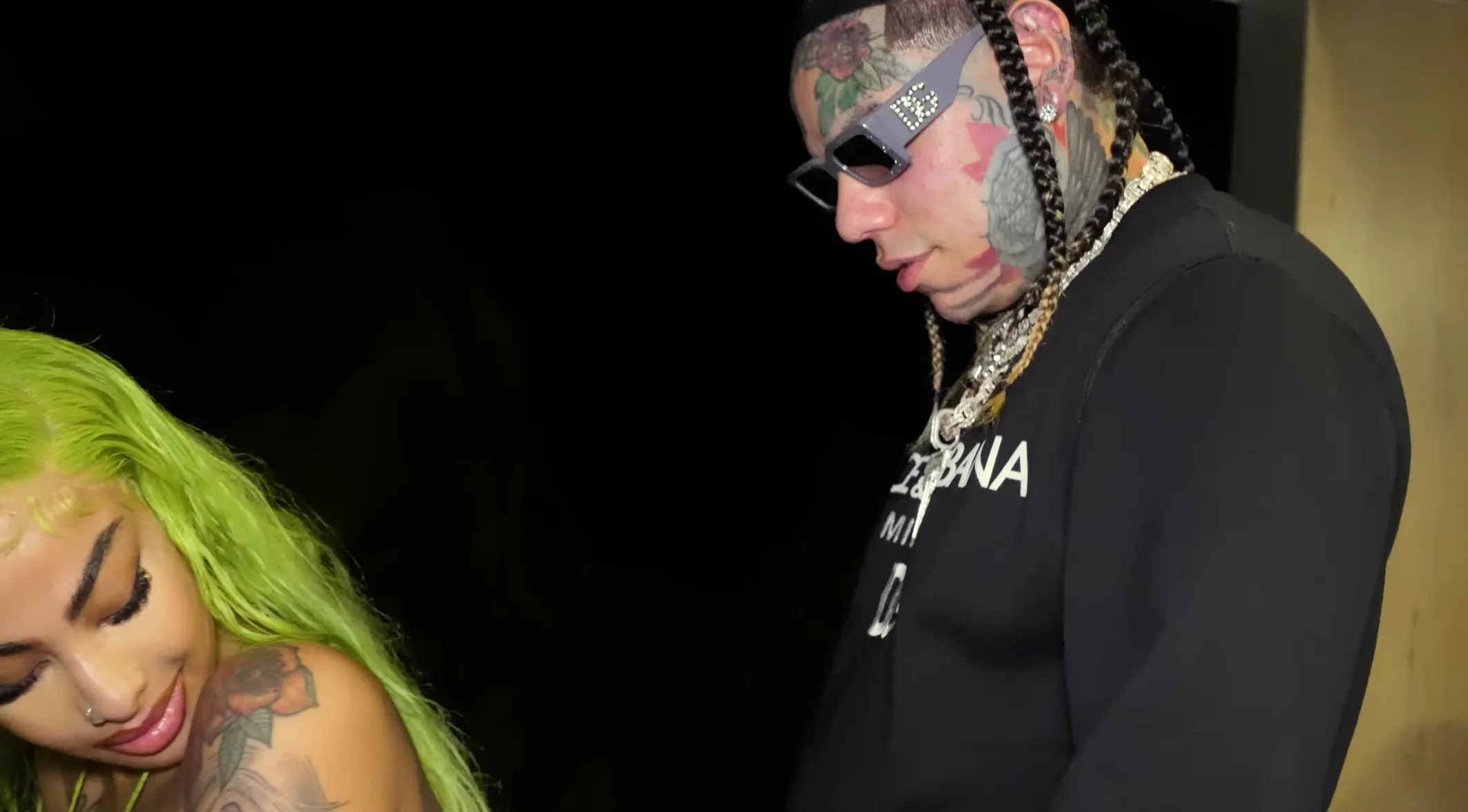 6ix9ine probeert het weer in het Engels en dropt GOOO video