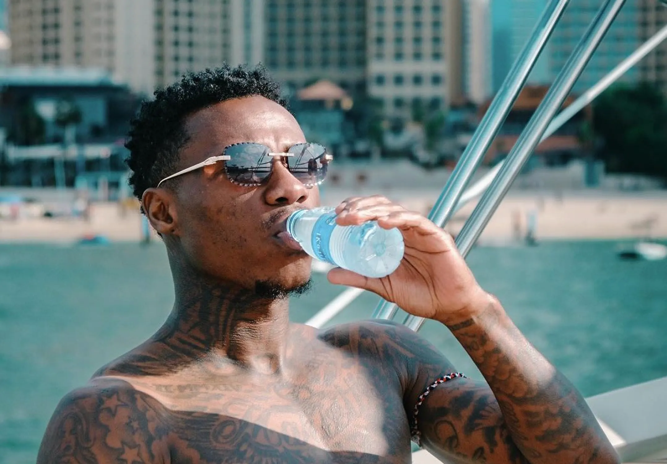 Misdaadverslaggever van den Heuvel deelt barre omstandigheden van Quincy Promes z’n verblijf in de gevangenis van Dubai