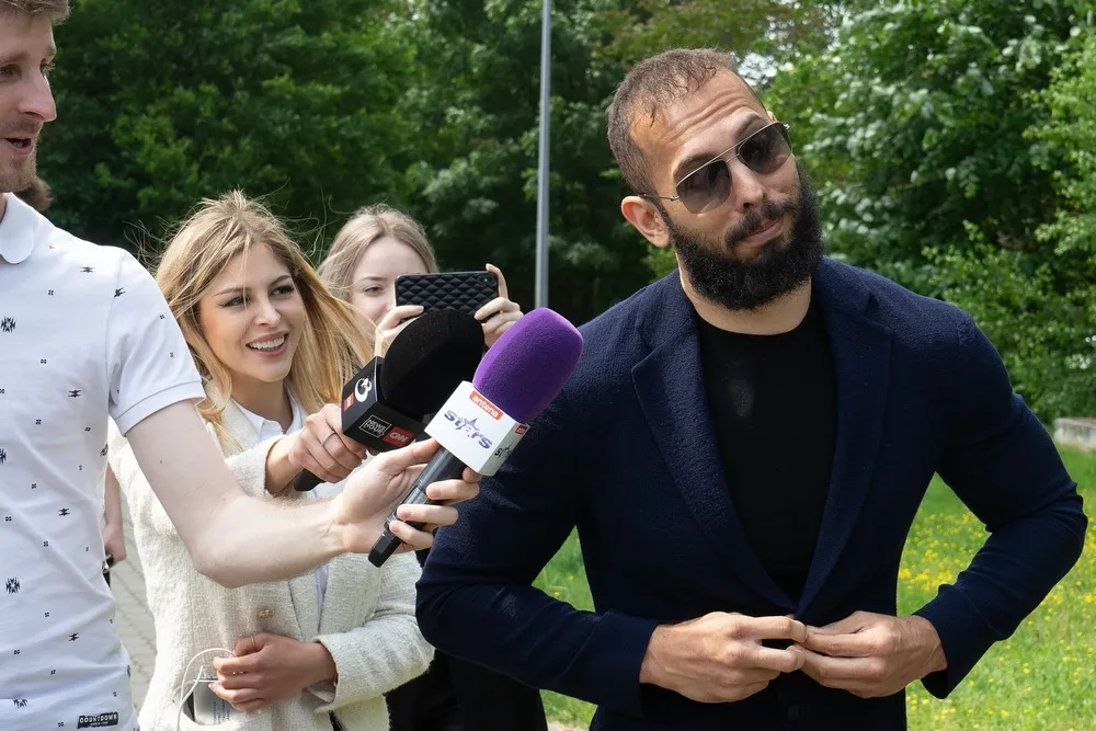 Problemen voor Andrew Tate en zijn broer stapelen zich op, Roemeense rechter keurt uitlevering goed