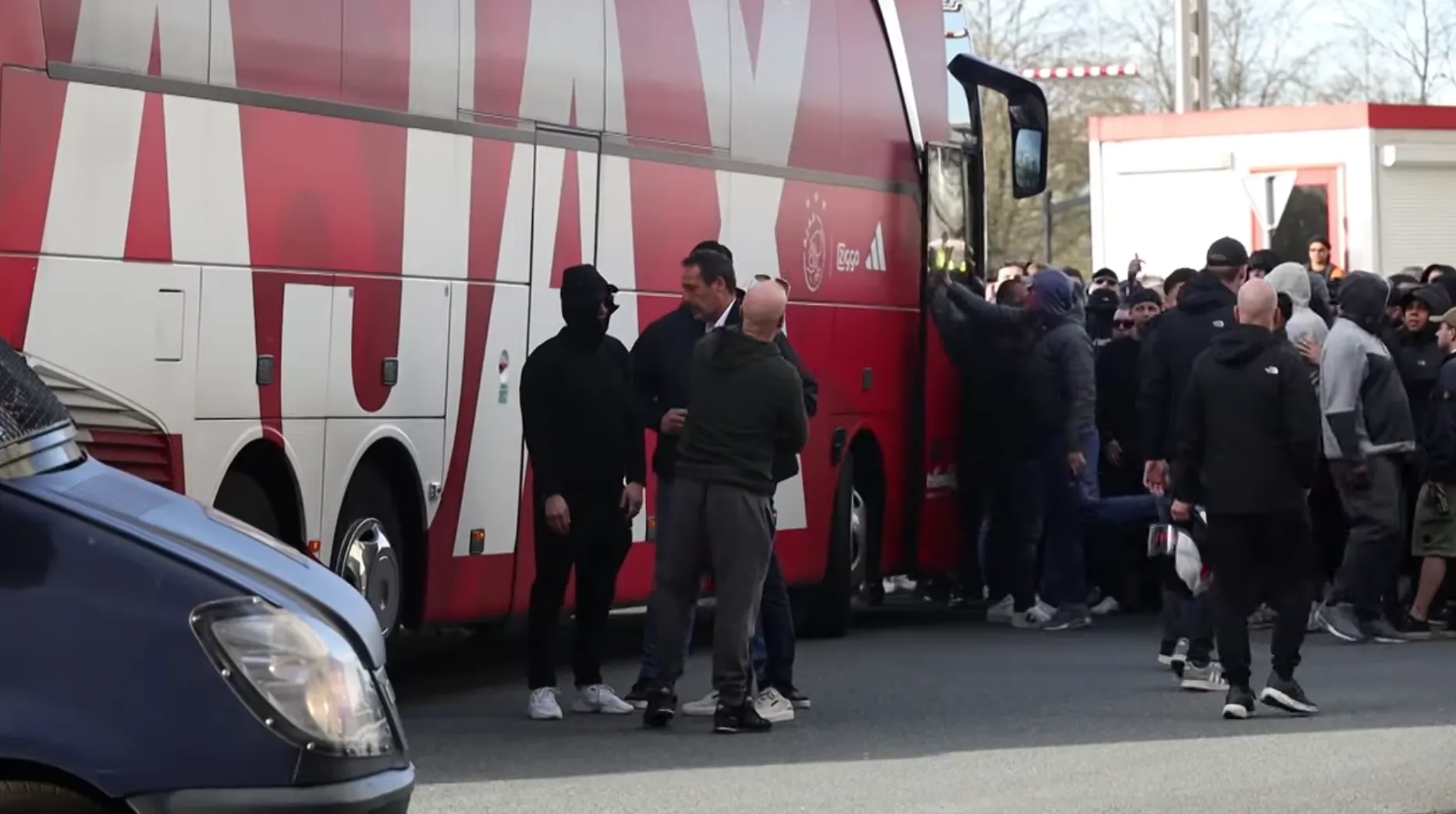 Harde kern van Ajax wacht spelersbus op na pijnlijke vernedering tegen Feyenoord: "Schaam je kapot!"