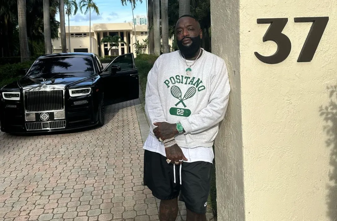 Rick Ross blijft Drake beschuldigen van plastische chirurgie, de Canadees haalt zijn moeder erbij en noemt Rozay een racist