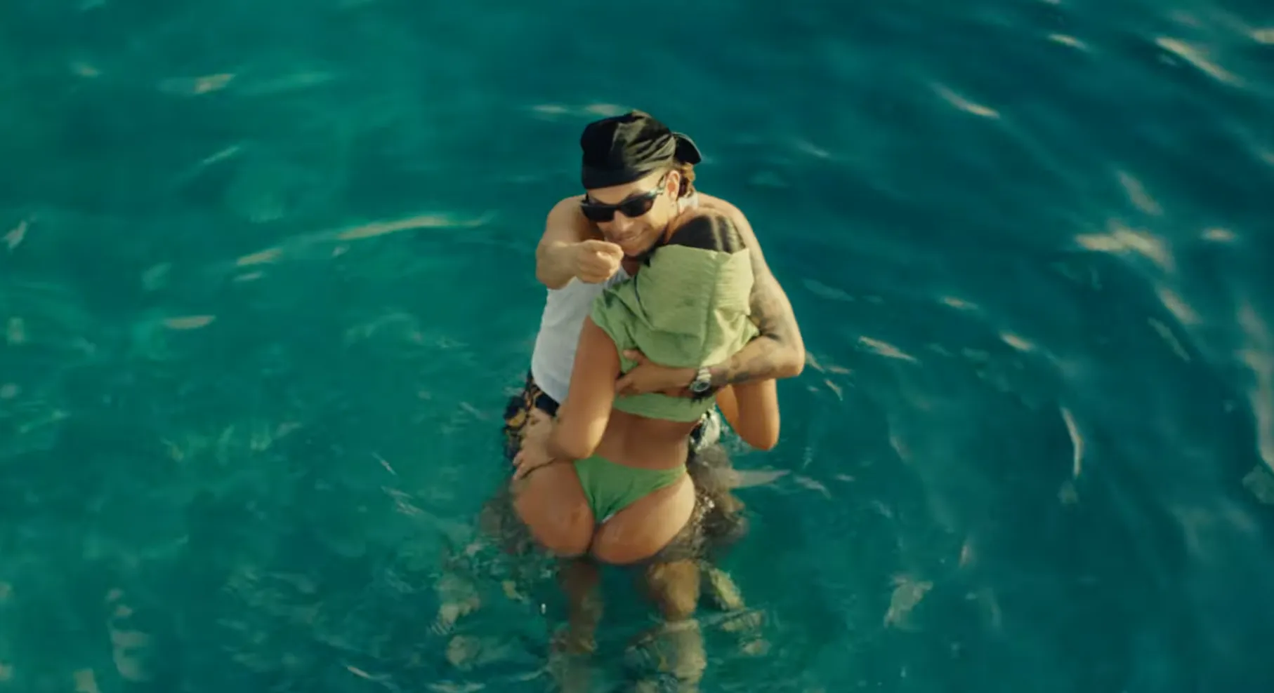 Ronnie Flex dropt zomerse video van nieuwe single Desire
