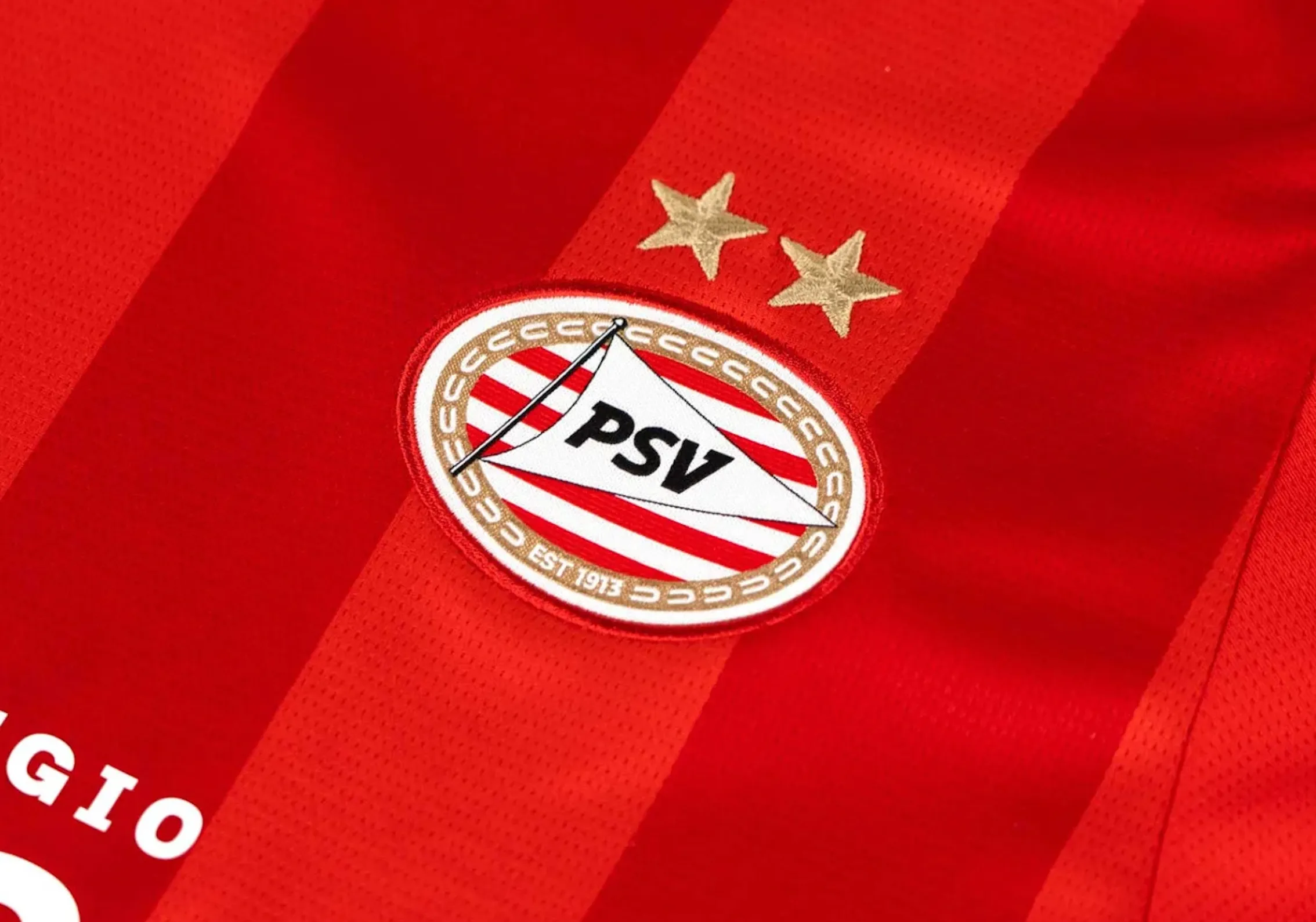 PSV onthult nieuw uitshirt en wordt overspoelt met negativiteit: supporters gaan zelfs protesteren