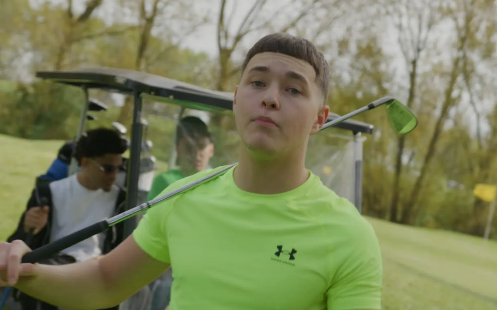 Gregossan en Kili gaan de golfbaan op in Een Ding video
