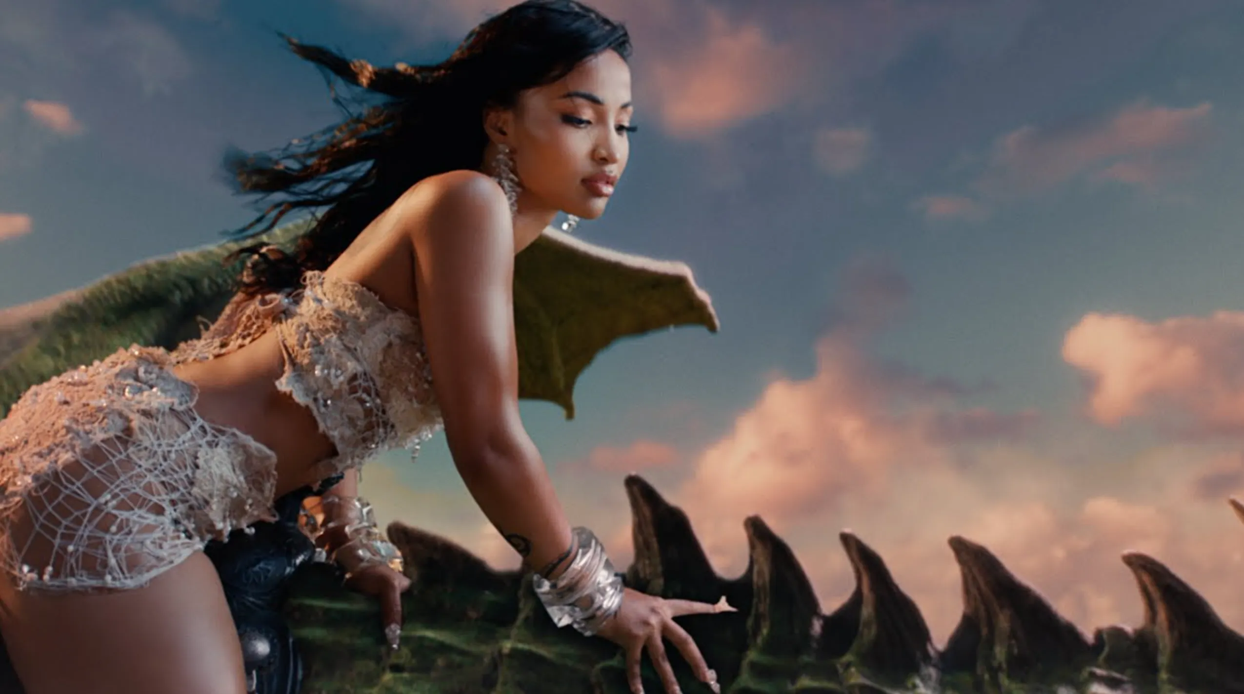Shenseea laat zich inspireren door Game of Thrones voor Never Gets Late Here albumtrailer