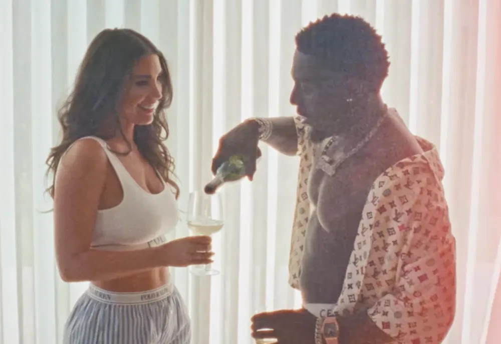 Frenna en Yolanthe proberen buiten het beeld van de Paparazzi te blijven in nieuwe video