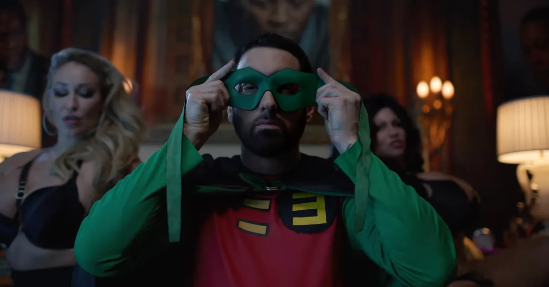 Eminem gaat de strijd aan met Slim Shady uit 2002 in Houdini video