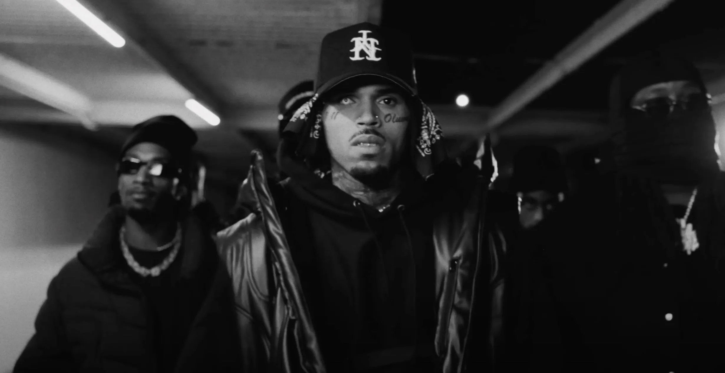 Chris Brown laat 'Hmmm' video los met Davido