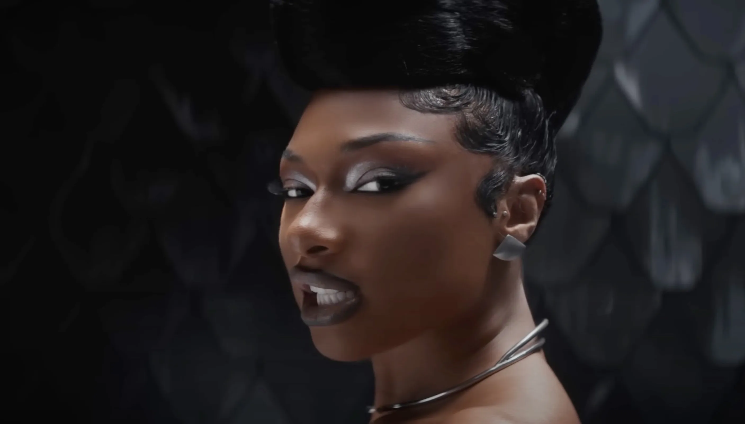 Megan Thee Stallion barst in tranen uit tijdens optreden nadat AI-tape viraal gaat: “It’s really sick”