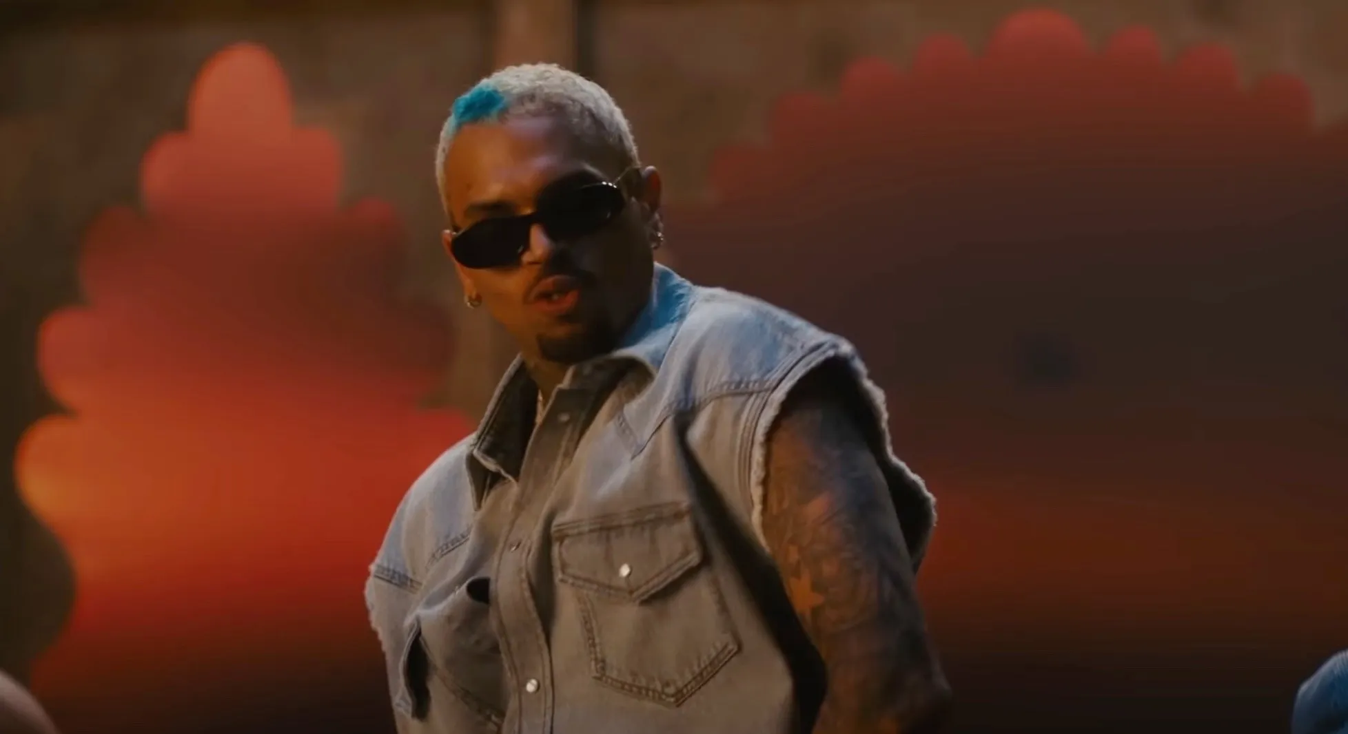 Chris Brown stunt gaat mis tijdens show, zanger hangt machteloos in de touwen boven het podium