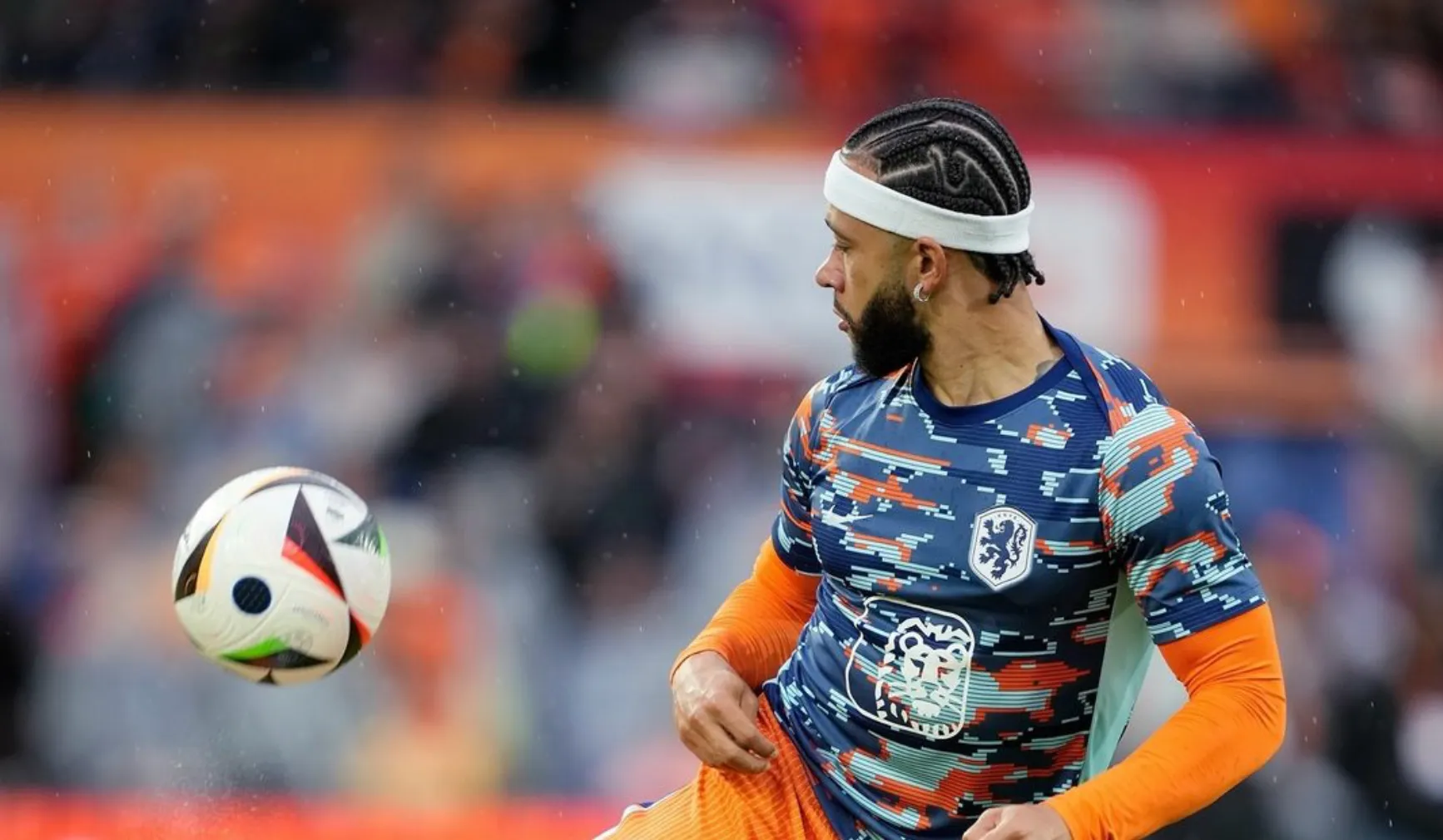 Memphis Depay reageert samen met fans op geniale wijze op zweetband-rel
