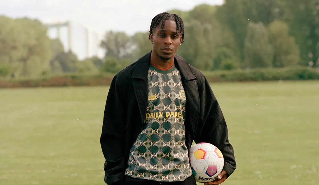 Daily Paper strikt Jeremie Frimpong voor lancering shirts in samenwerking met voetbalmagazine Mundial