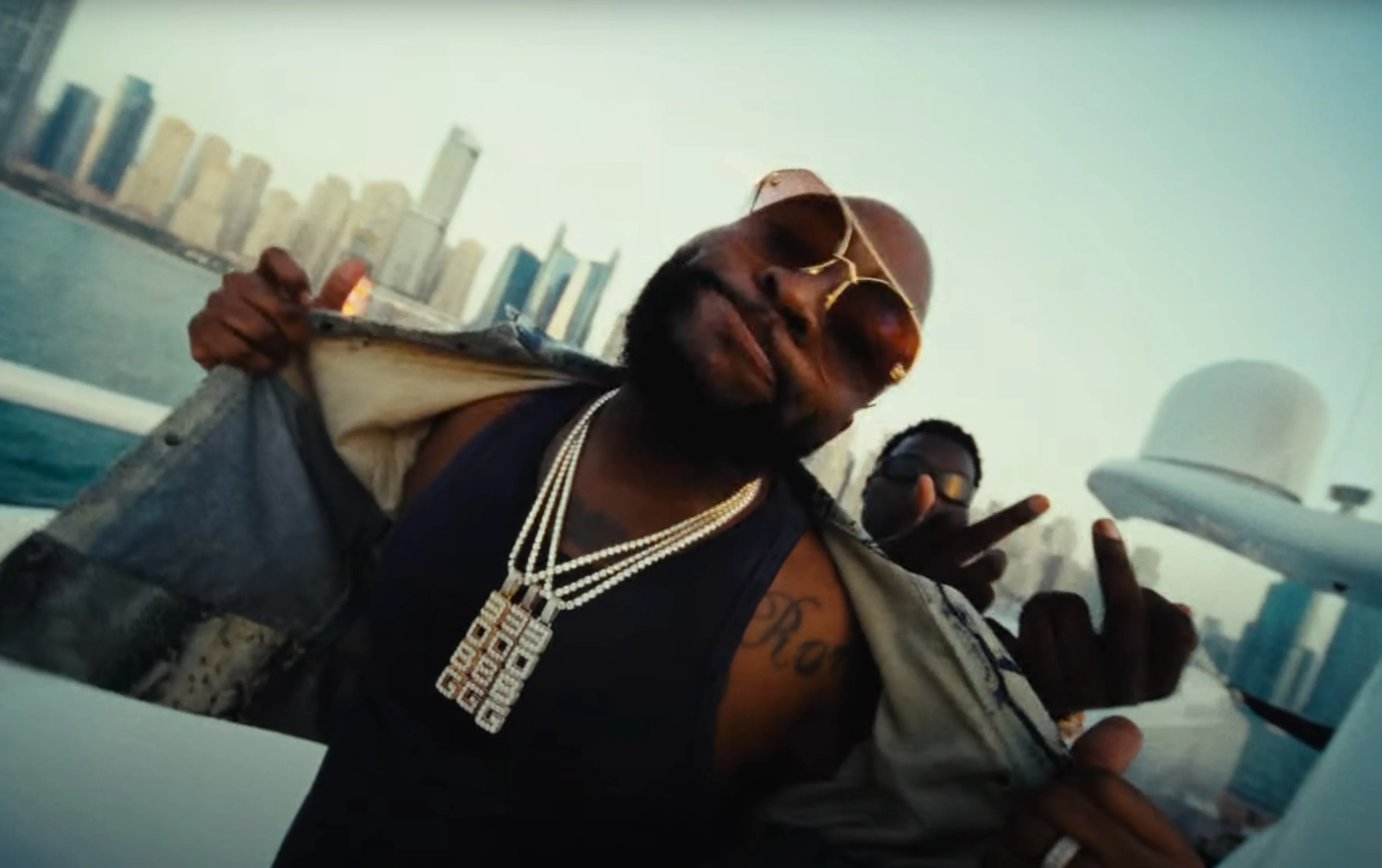 Frenna dropt video voor de internationale remix 'More Pretty Girls' met Davido en Dystinct