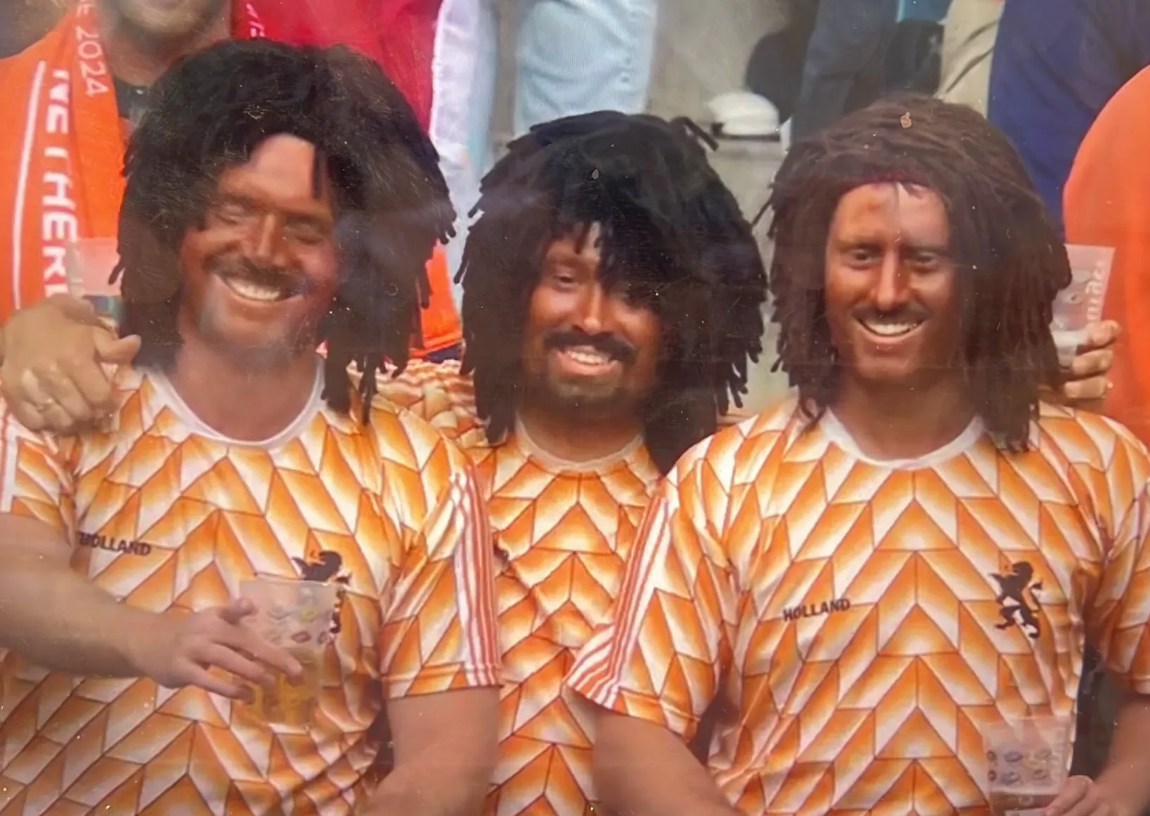 Oranje-supporter stopt Ruud Gullit act in blackface na veel kritiek: “Die ophef zette me aan het denken”