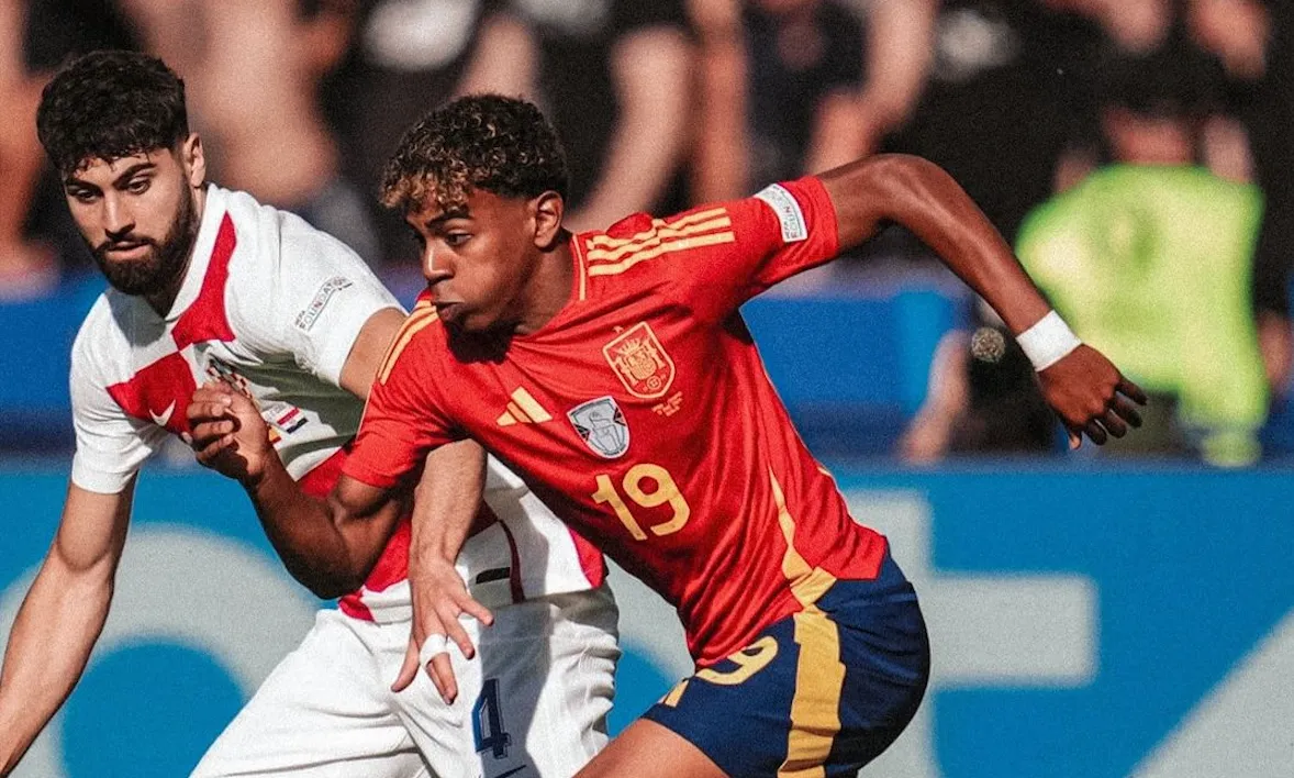 Marokkaanse en Spaanse voetbalfans keren zich tegen Lamine Yamal wegens "provocerende" voetbalschoenen