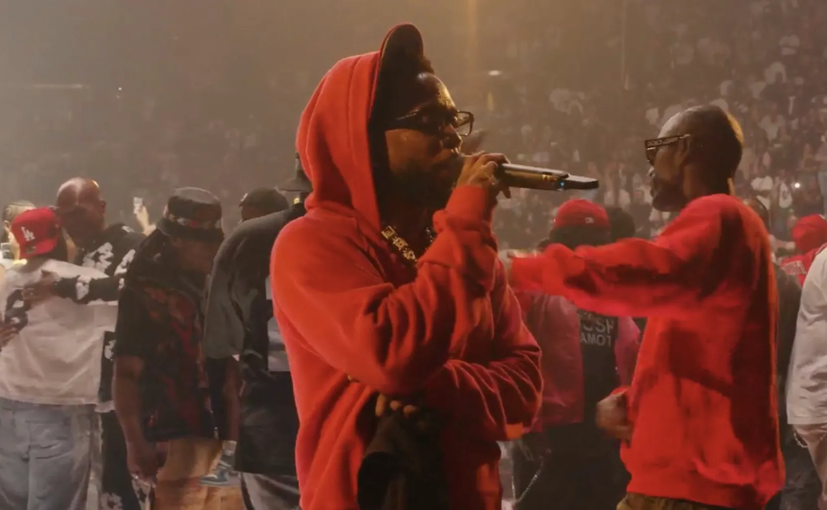 Kendrick Lamar haalt Dr. Dre op het podium voor Still D.R.E, California Love en de intro zijn Drake diss Not Like Us