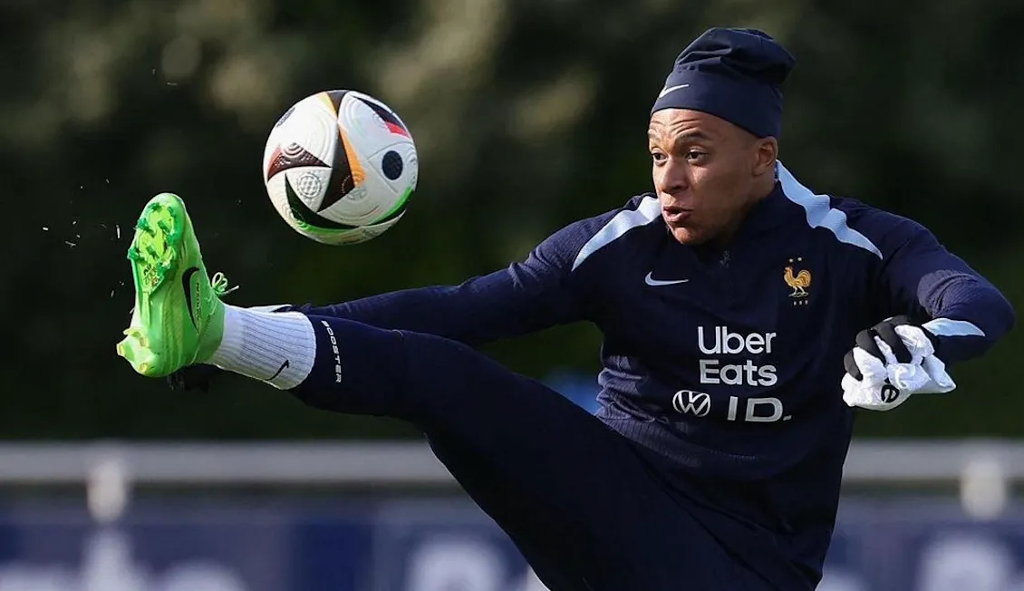 Kylian Mbappé wilt naar eigen zeggen 'gewoon' meespelen tegen Nederland ondanks neusbreuk