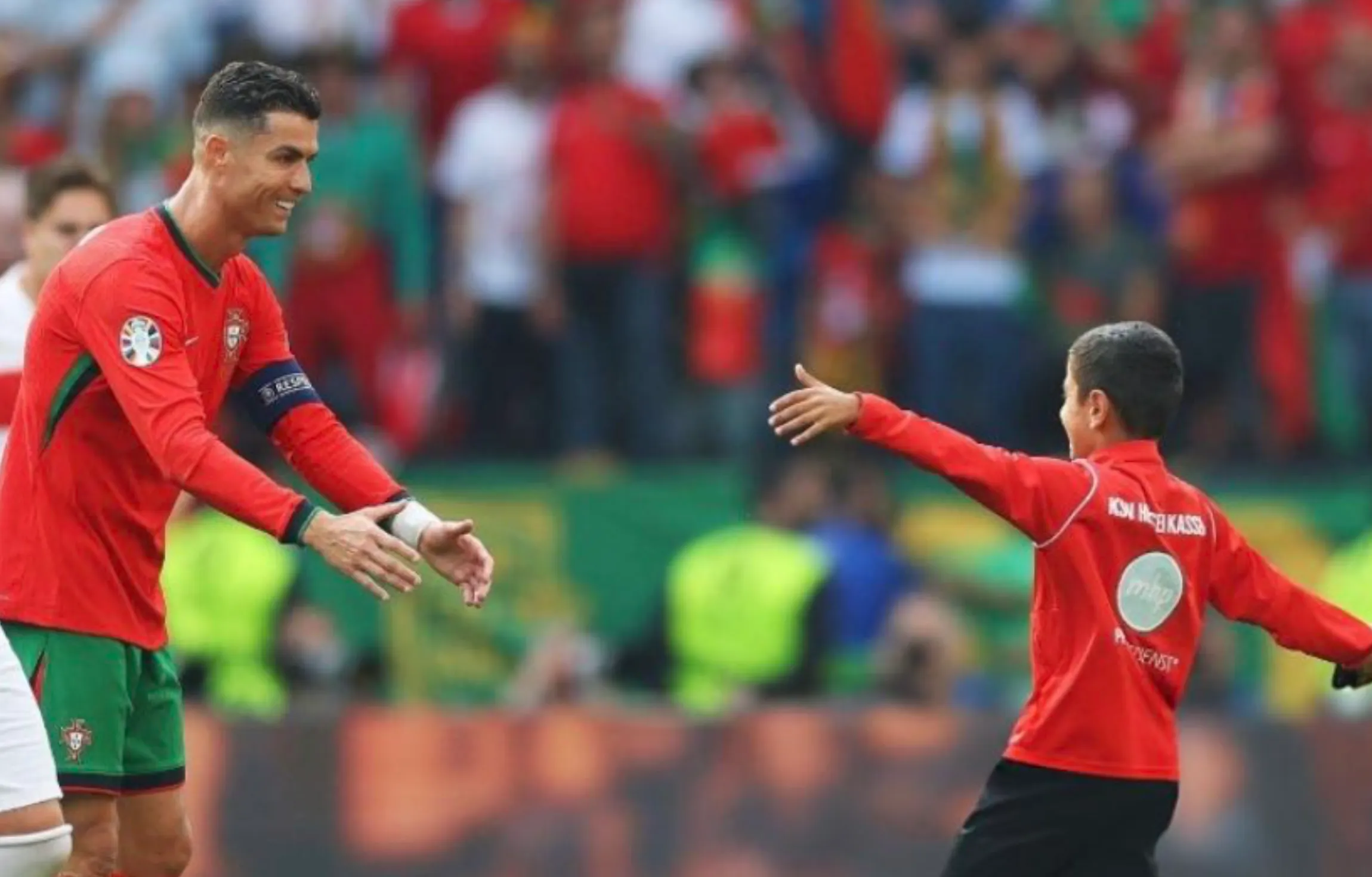 Jonge fan had de dag van zijn leven toen hij tijdens Portugal tegen Turkije het veld oprende voor een foto met Ronaldo