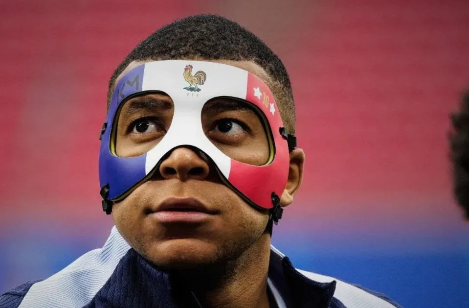 Kylian Mbappé wil ondanks hij slecht ziet met masker spelen tegen Polen: “Het voelt alsof je een 3D-bril draagt."
