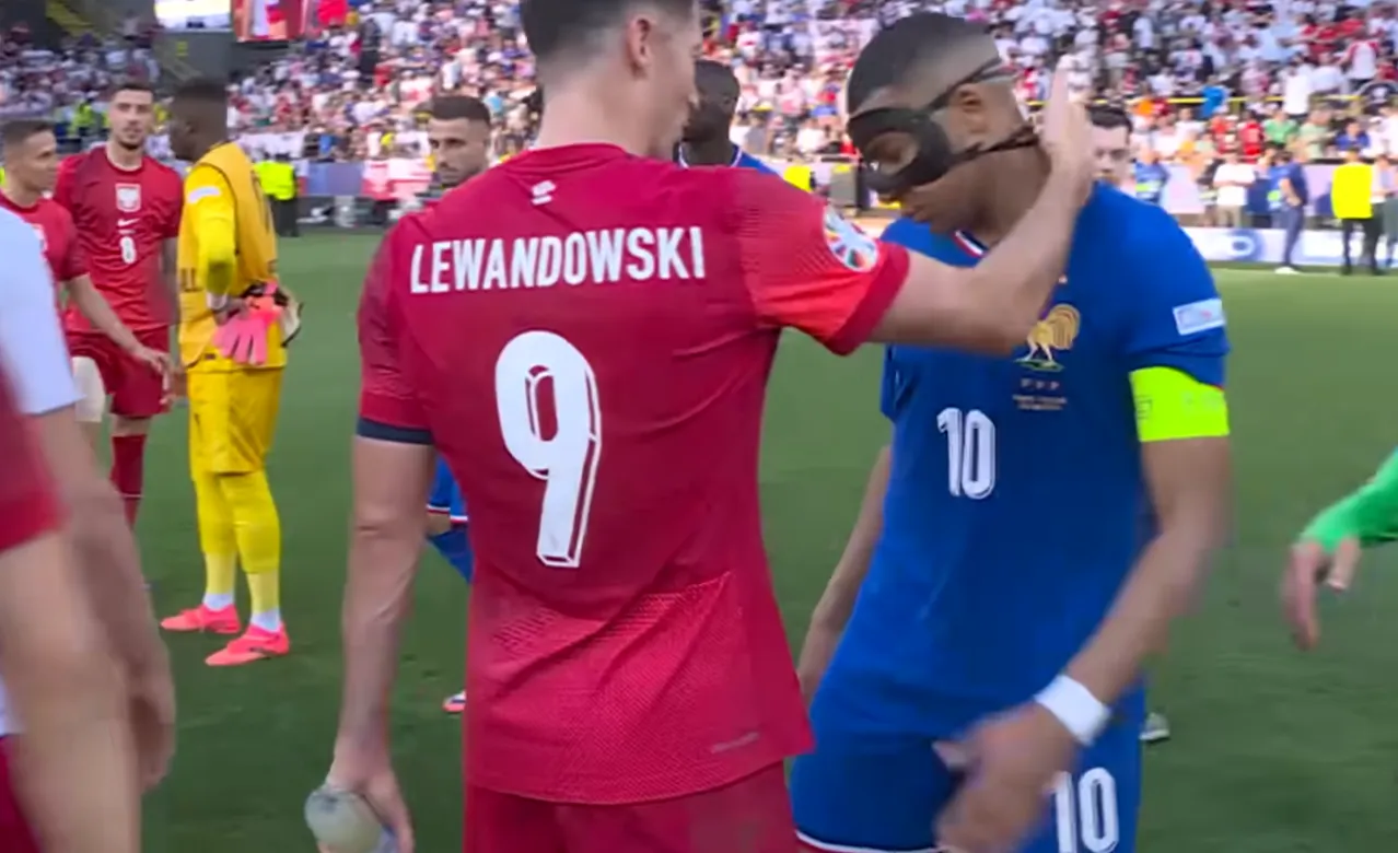 Mbappé scheldt Lewandowski de huid vol nadat de Pool zijn gebroken neus raakt