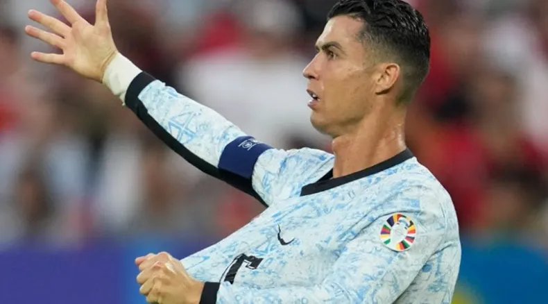 Cristiano Ronaldo fan waagt levensgevaarlijke sprong van de tribune om zijn held te ontmoeten, beveiliging grijpt razendsnel in