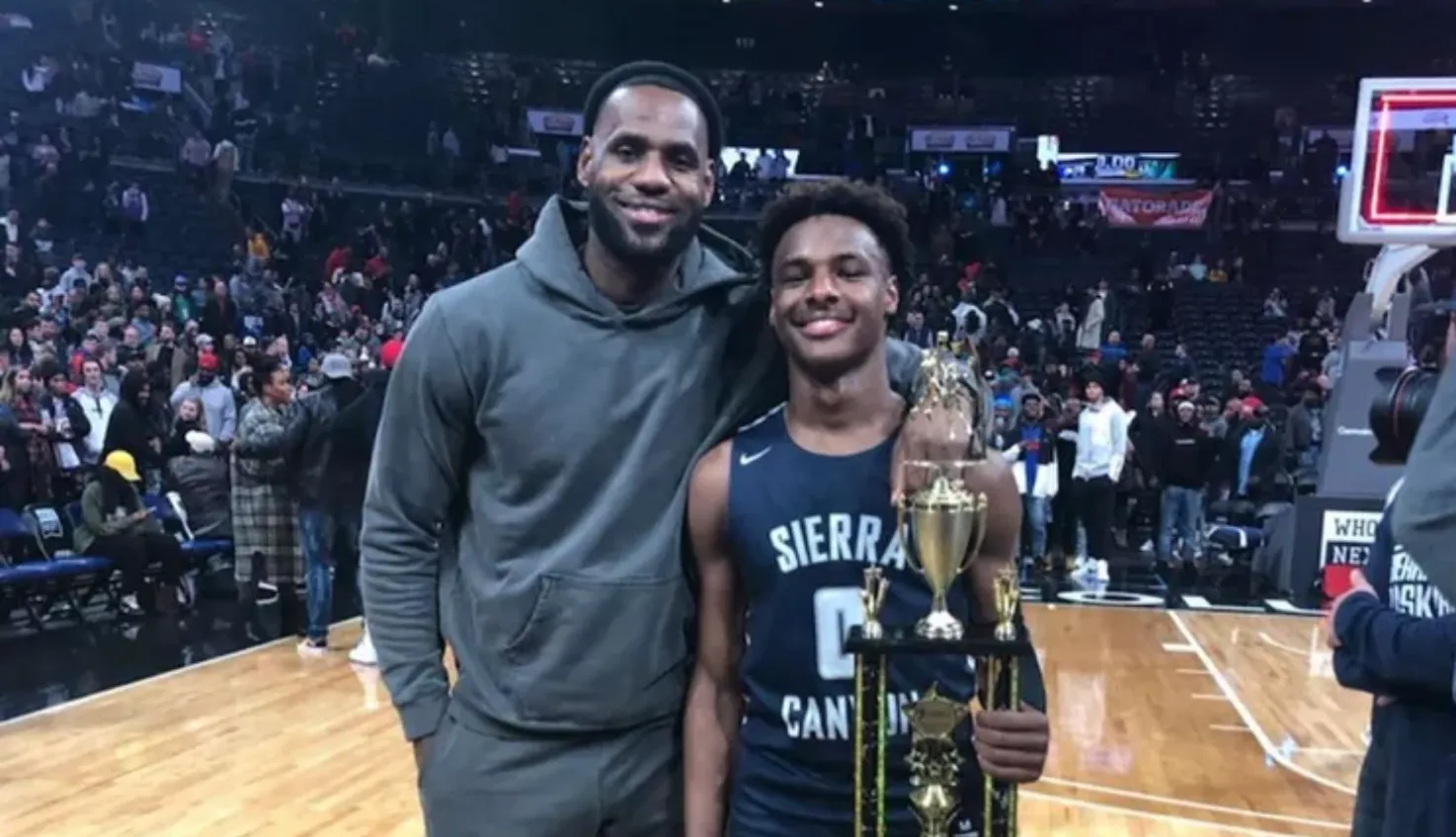 Lebron James en zijn zoon Bronny schrijven geschiedenis en spelen volgend jaar samen bij de Lakers