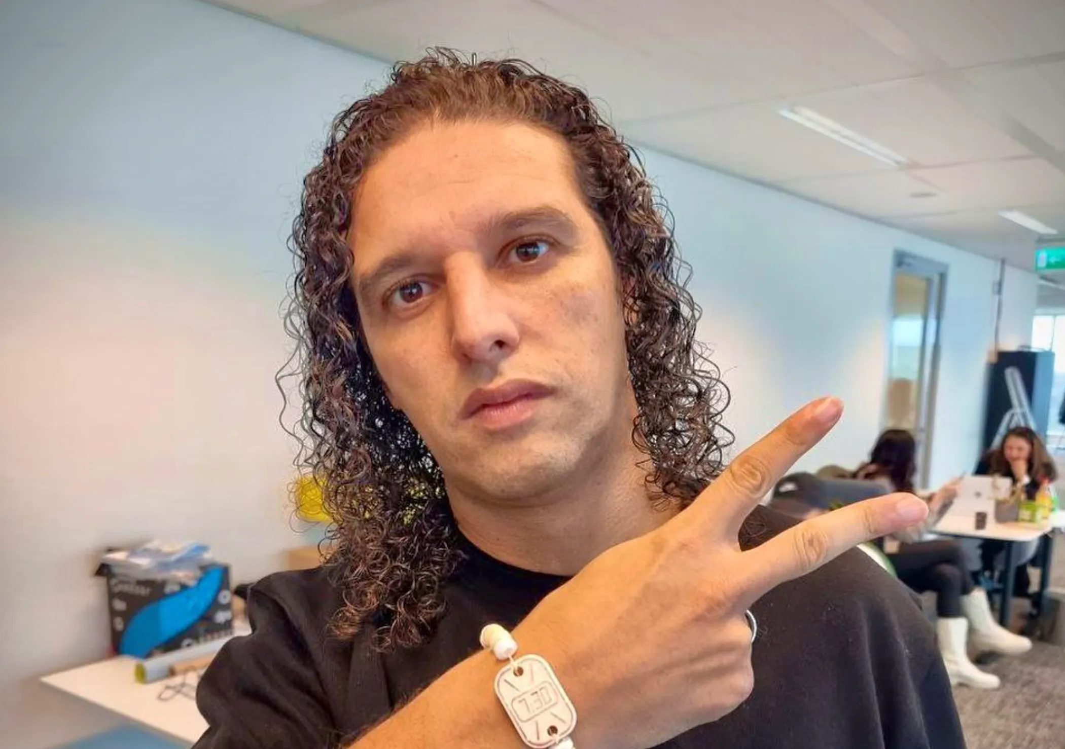 Terwijl Ali B wacht op uitspraak in zedenzaak spot fan hem in opperbeste stemming: “Ik ben werk aan het zoeken”
