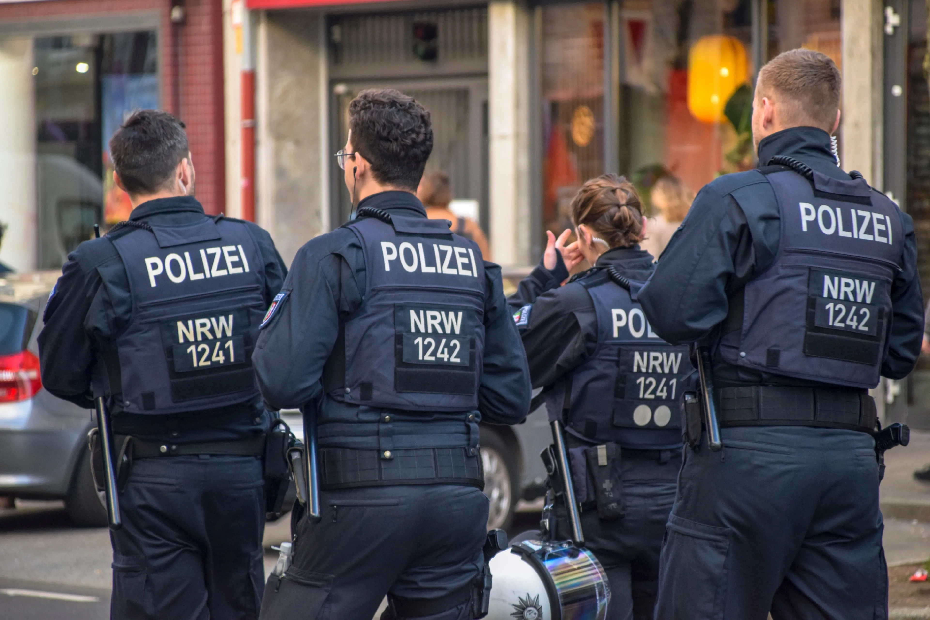 Schokkende beelden laten zien hoe Oranje fans ternauwernood weten te ontkomen bij incident in Hamburg