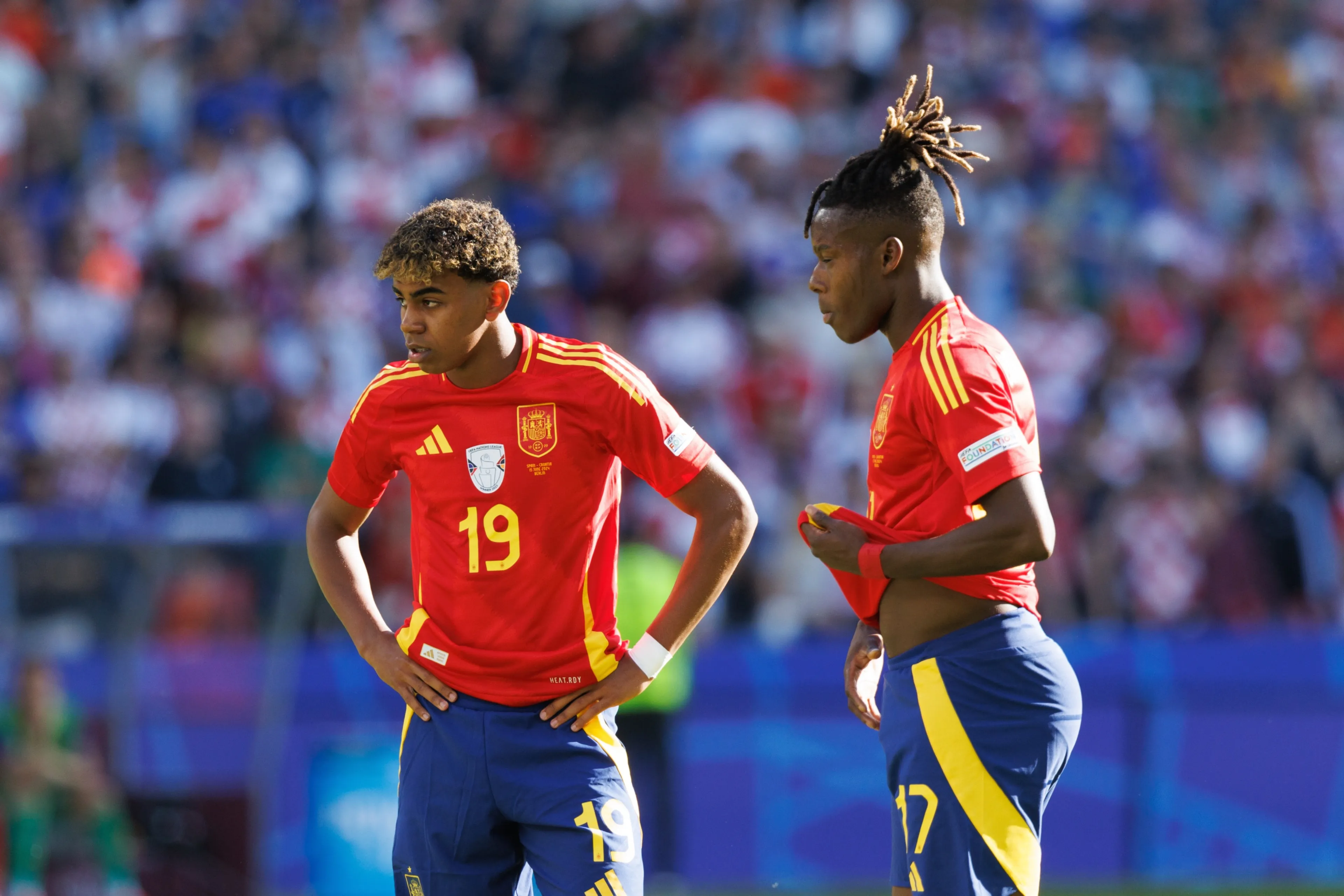 Teamgenoot heeft geen medelijden met 16-jarige Lamine Yamal en geeft 'm genadeloos een panna op training van Spanje