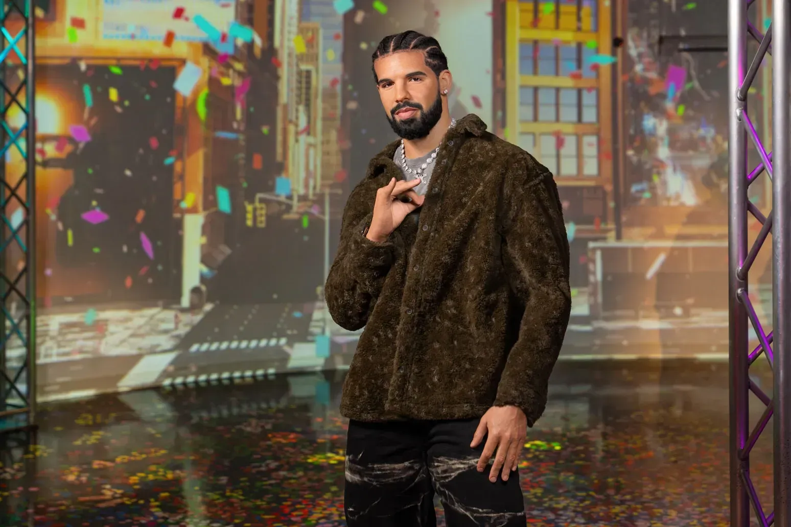 Madame Tussauds onthult wassen beeld van Drake: "Man who tf is this??"