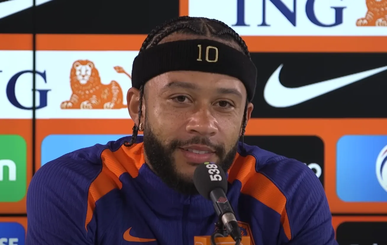 Journalisten proberen Memphis Depay te provoceren, maar de spits laat zich niet uit de tent lokken: "Ik vind dit een beetje een rare vraag"